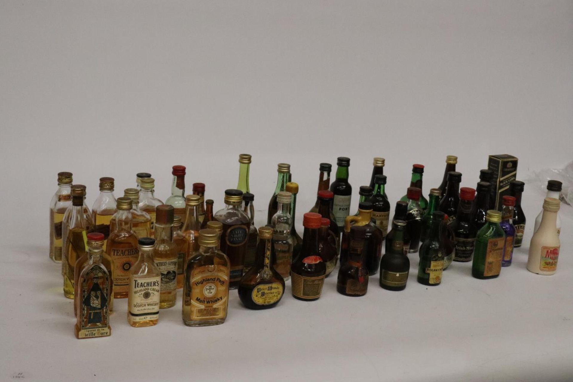 A LARGE QUANTITY OF MINIATURE BOTTLES OF ALCOHOL - Bild 6 aus 10