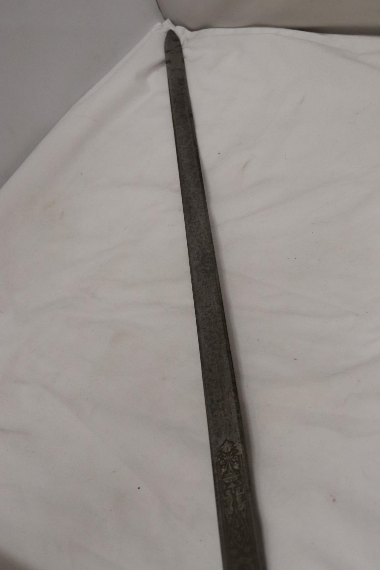 A VINTAGE SWORD WITH A BASKET HILT AND ENGRAVING TO THE TOP OF THE BLADE - Image 9 of 9