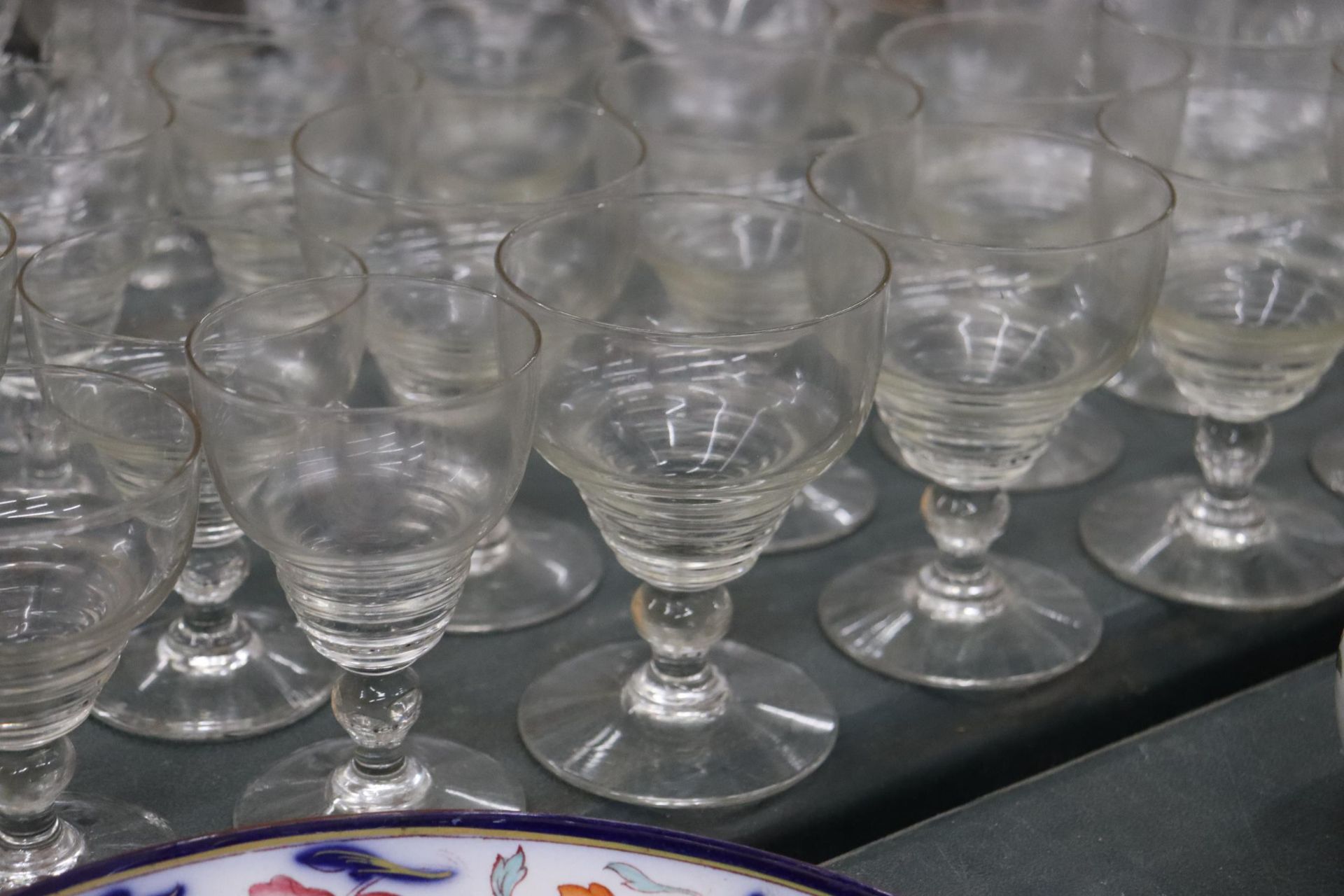 A LARGE QUANTITY OF GLASSES TO INCLUDE SHERRY, LIQUER, TUMBLERS, ETC - Image 4 of 9