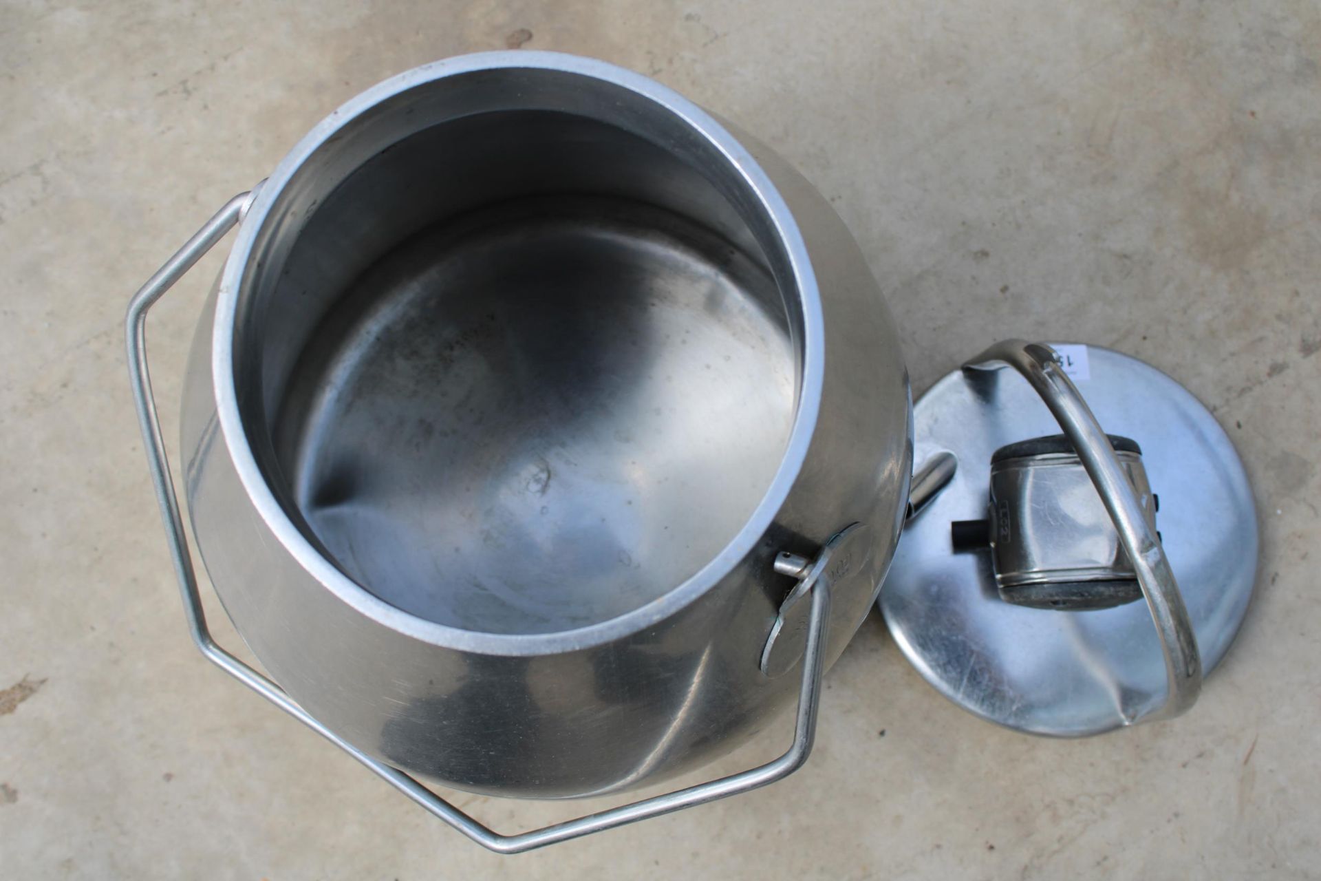 A STAINLESS STEEL FULLWOOD MILKING BUCKET WITH LID - Bild 3 aus 3