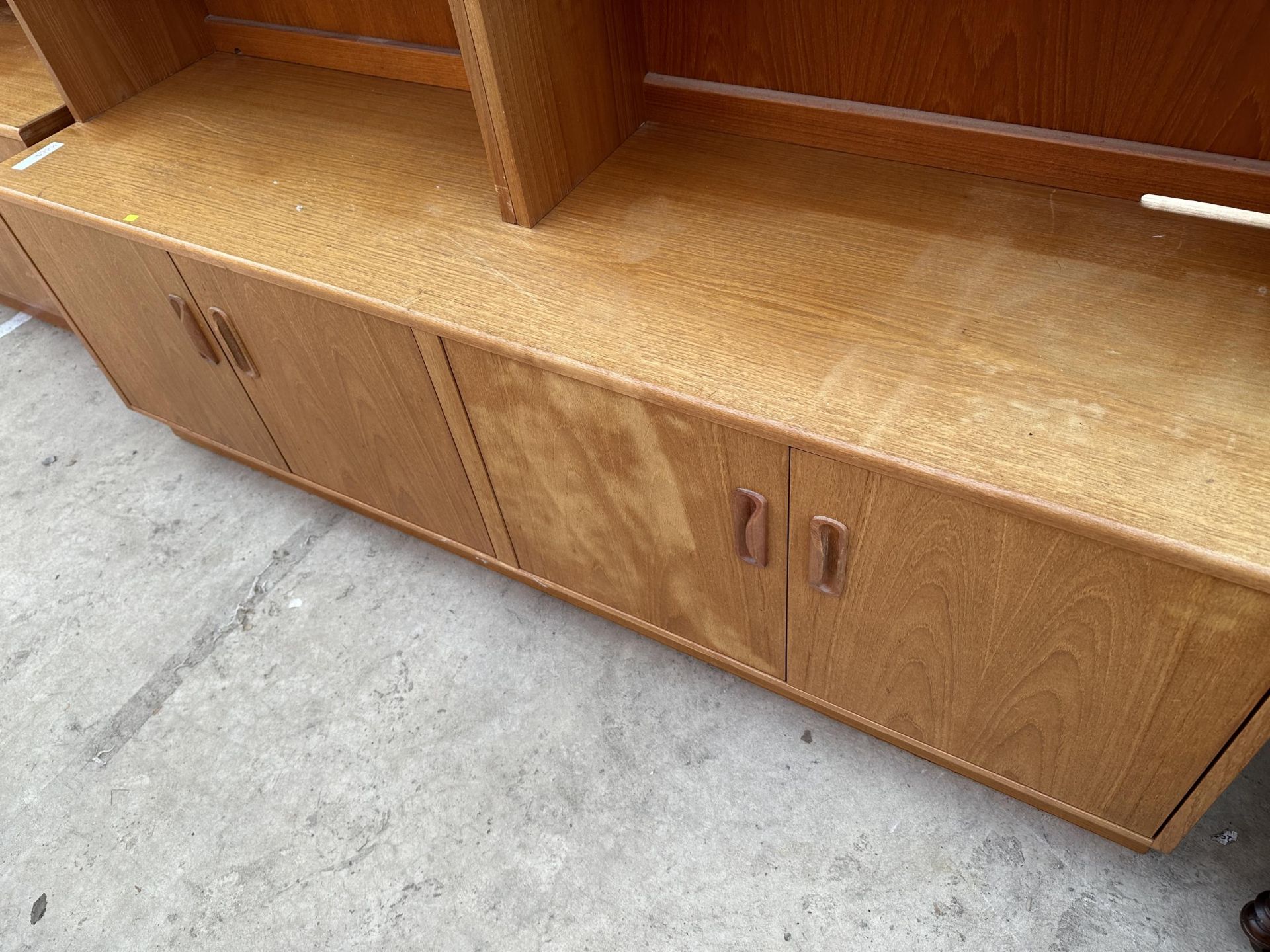 A G PLAN RETRO TEAK UNIT WITH TWO GLAZED UPPER DOORS AND DRAWERS TO BASE 64" WIDE - Bild 4 aus 6