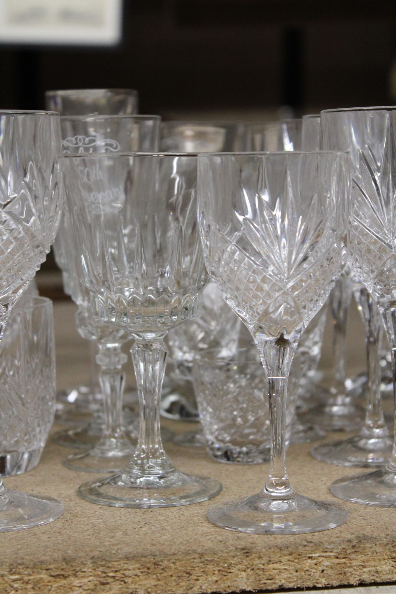 A QUANTITY OF CUT GLASS, GLASSES TO INCLUDE CHAMPAGNE FLUTES, WINE, BRANDY, SHERRY, ETC - Image 2 of 5