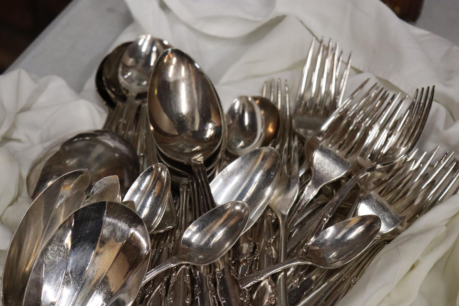 A QUANTITY OF FLATWARE, KNIVES, FORKS AND SPOONS - Image 3 of 9