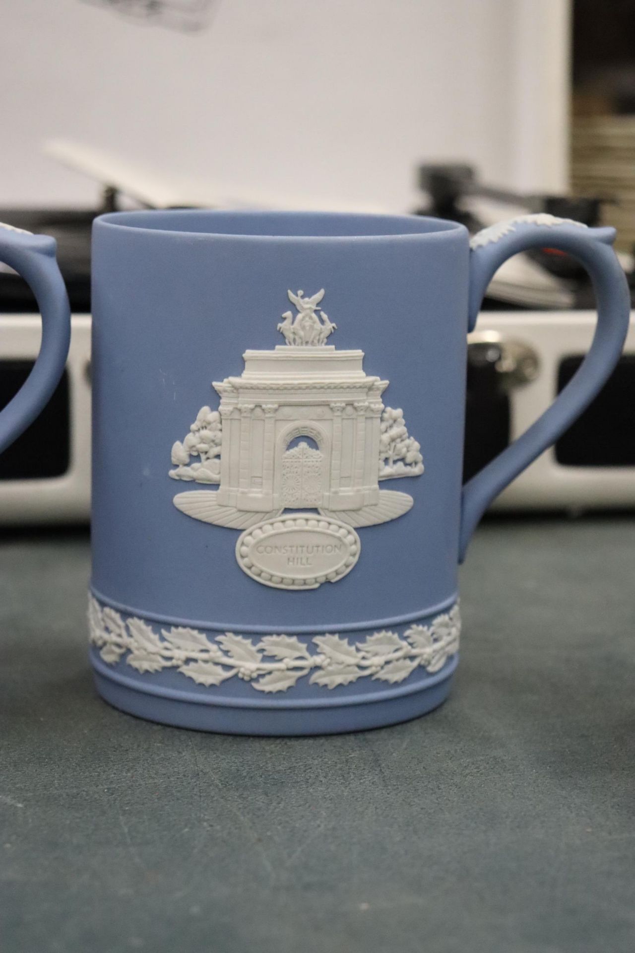 SIX POWDER BLUE WEDGWOOD JASPERWARE MUGS WITH IMAGES OF LONDON LANDMARKS - Bild 6 aus 12