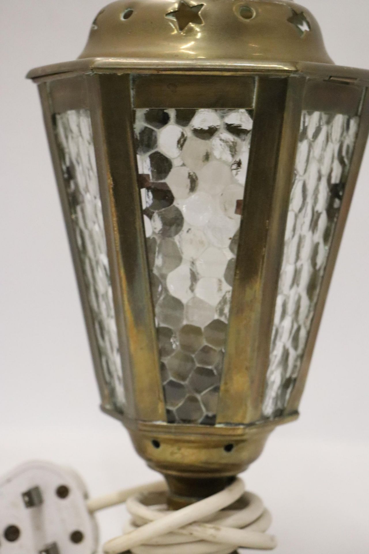 A VINTAGE BRASS, LANTERN STYLE LAMP, HEIGHT 29CM - Bild 4 aus 6