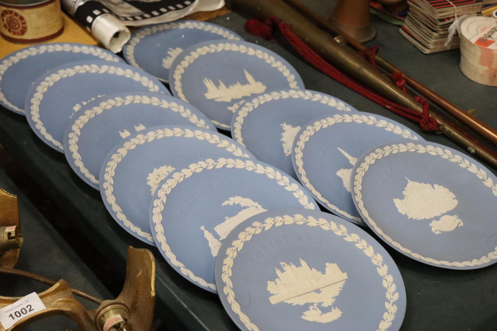 A COLLECTION OF POWDER BLUE WEDGWOOD JASPERWARE CABINET PLATES PLUS STANDS - 11 IN TOTAL - Image 6 of 10