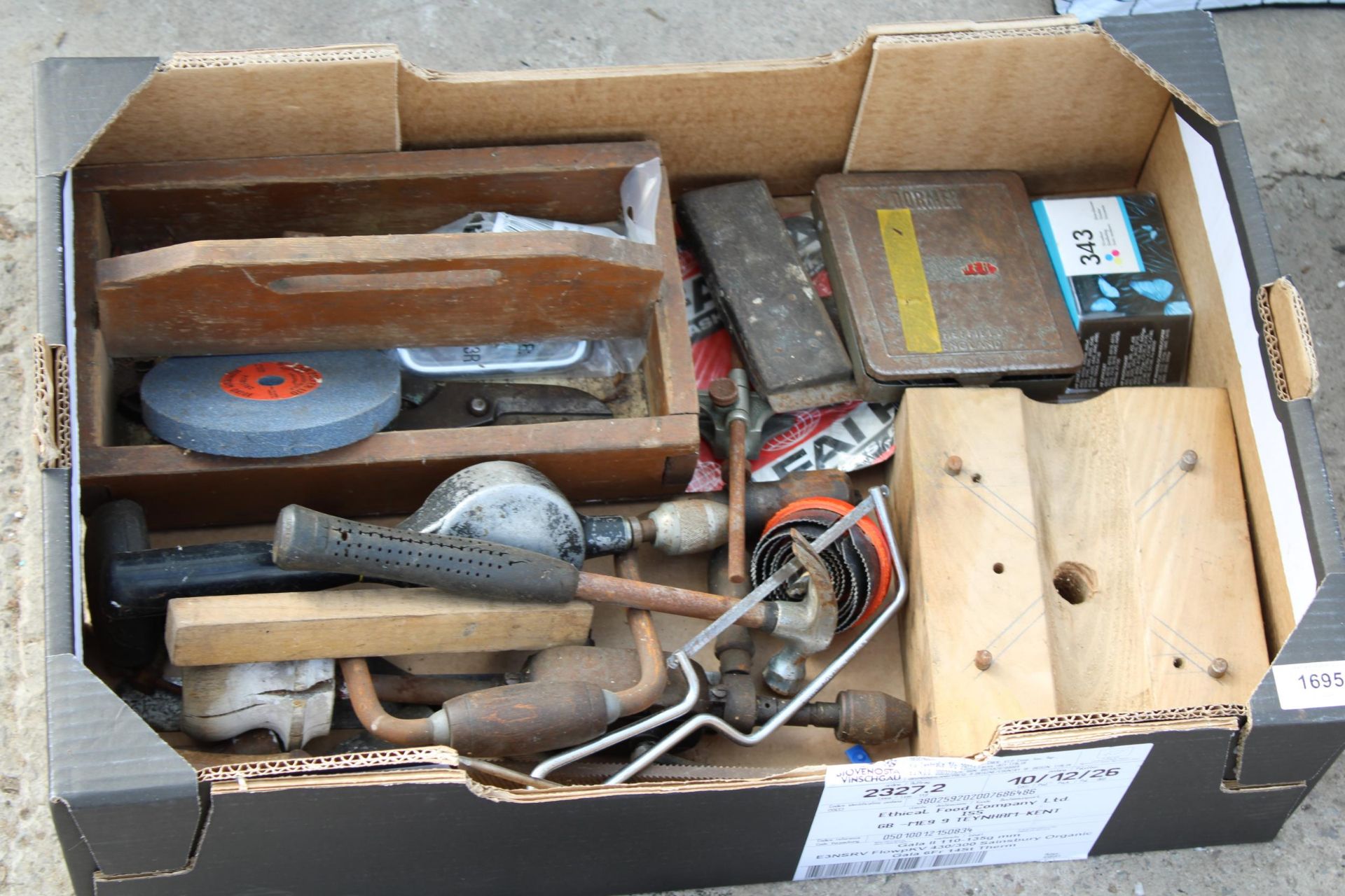 AN ASSORTMENT OF TOOLS AND VINTAGE ITEMS TO INCLUDE HAMMERS, SHOE LASTS AND A BRACE DRILL ETC - Image 2 of 2