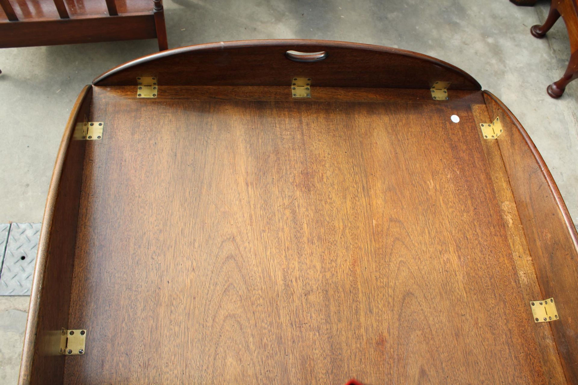 A GEORGIAN STYLE MAHOGANY COFFEE TABLE IN THE FORM OF A BUTLERS TRAY FULLY OPENED, 64" X 43" - Image 3 of 3