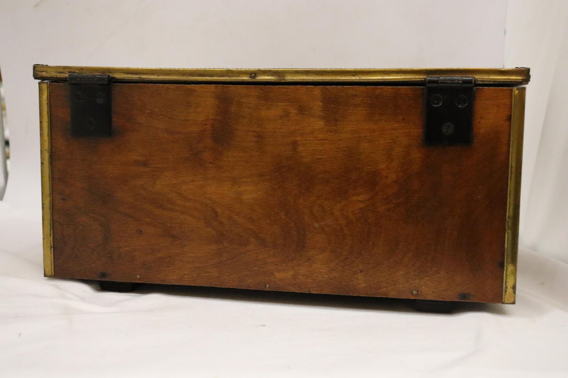 A WOOD AND BRASS VINTAGE SLIPPERS BOX - Image 5 of 5