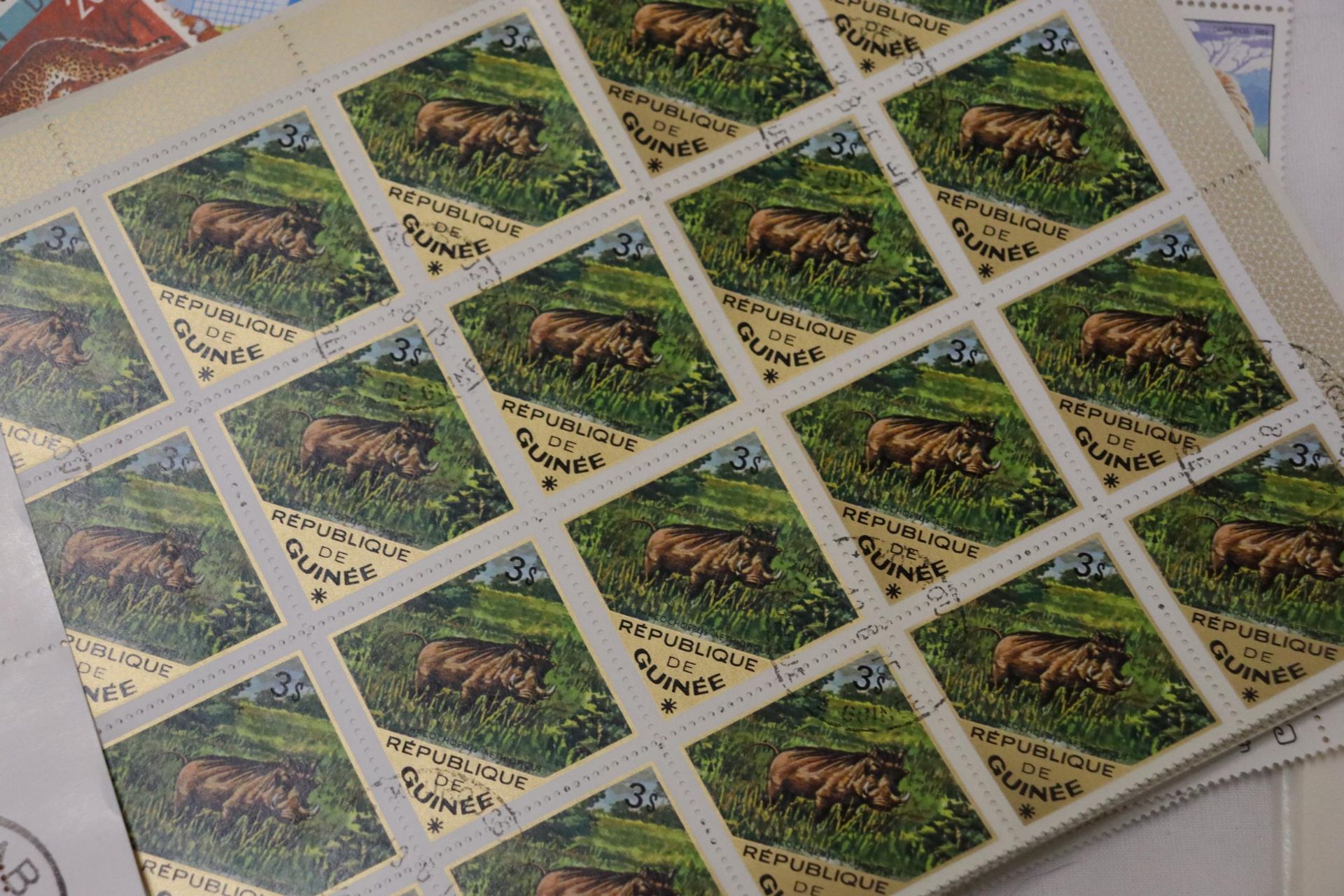 A COLLECTION OF ANIMAL STAMPS - Bild 8 aus 11