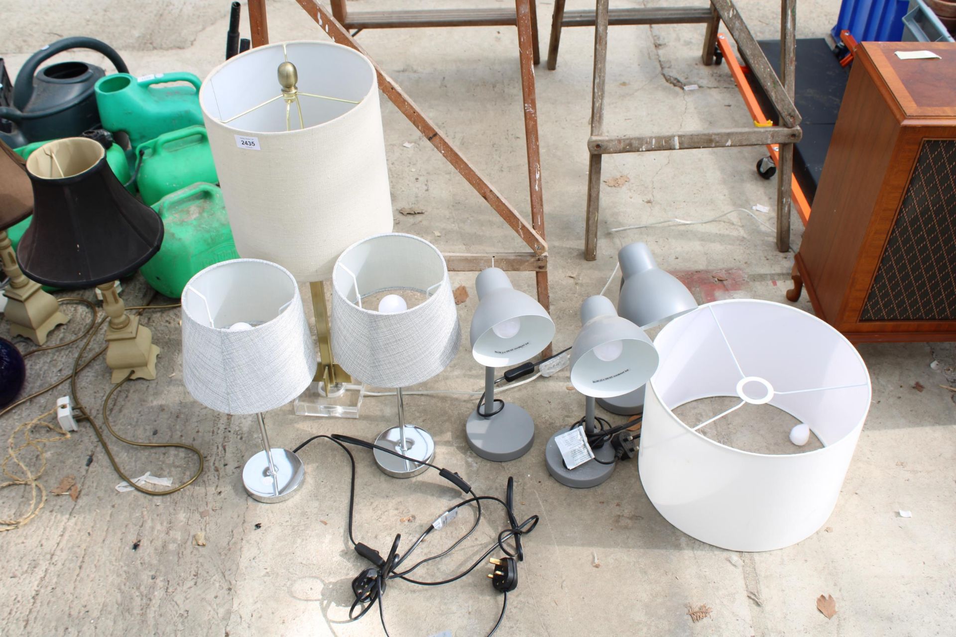 AN ASSORTMENT OF VARIOUS TABLE LAMPS