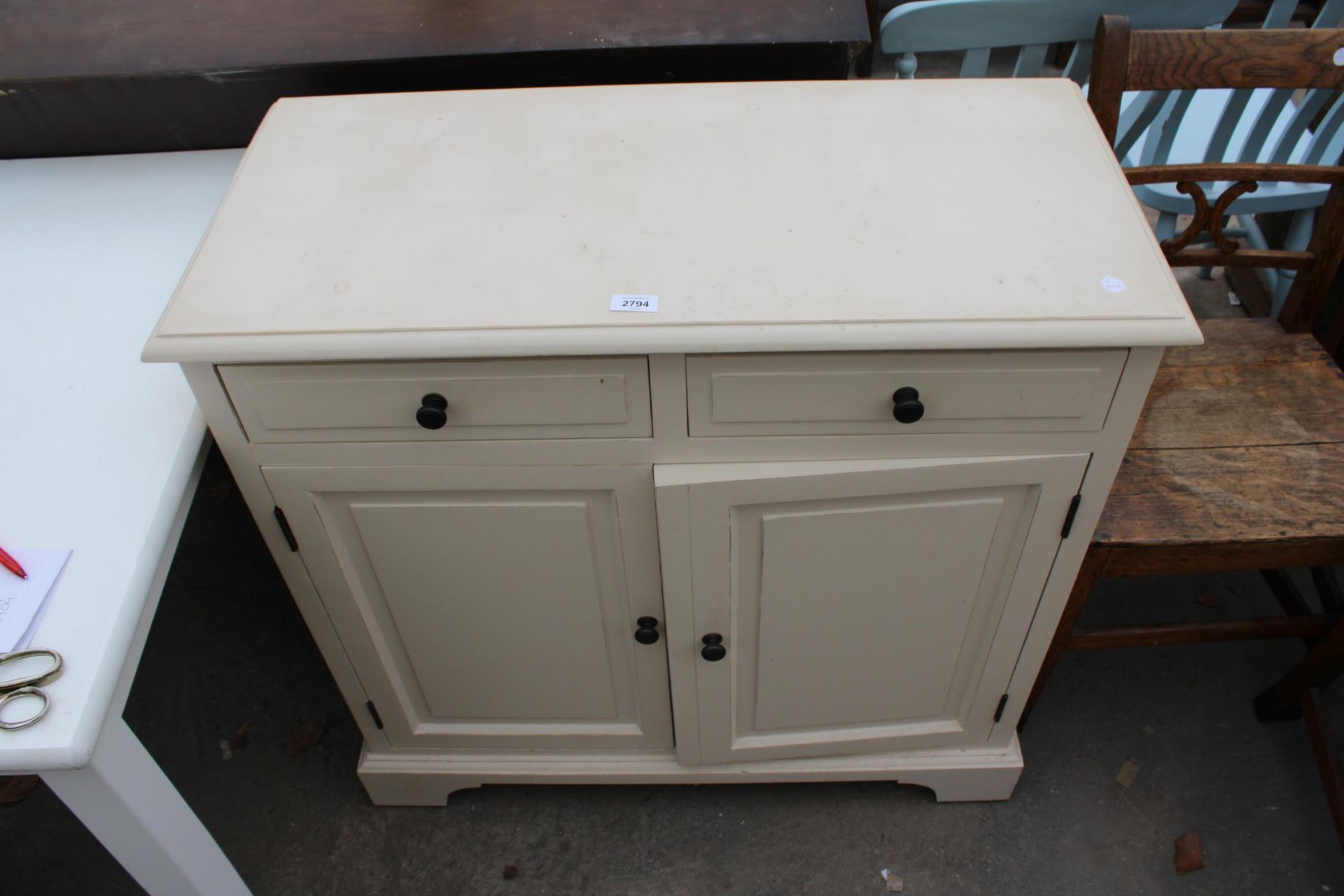 A MODERN WHITE PAINTED SIDEBOARD, 34" WIDE WITH TWO DRAWERS AND TWO CUPBOARDS