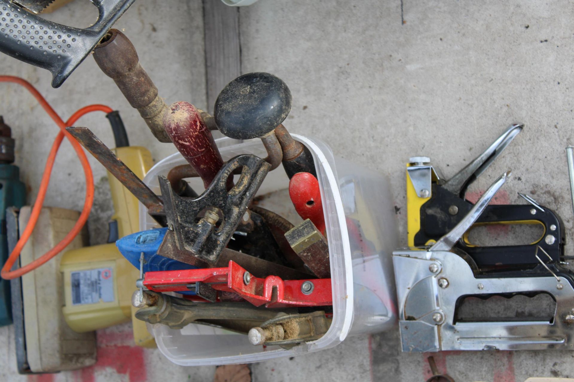 AN ASSORTMENT OF TOOLS TO INCLUDE DRILL BITS, MARKING GUAGES AND BRACE DRILLS ETC - Image 3 of 3