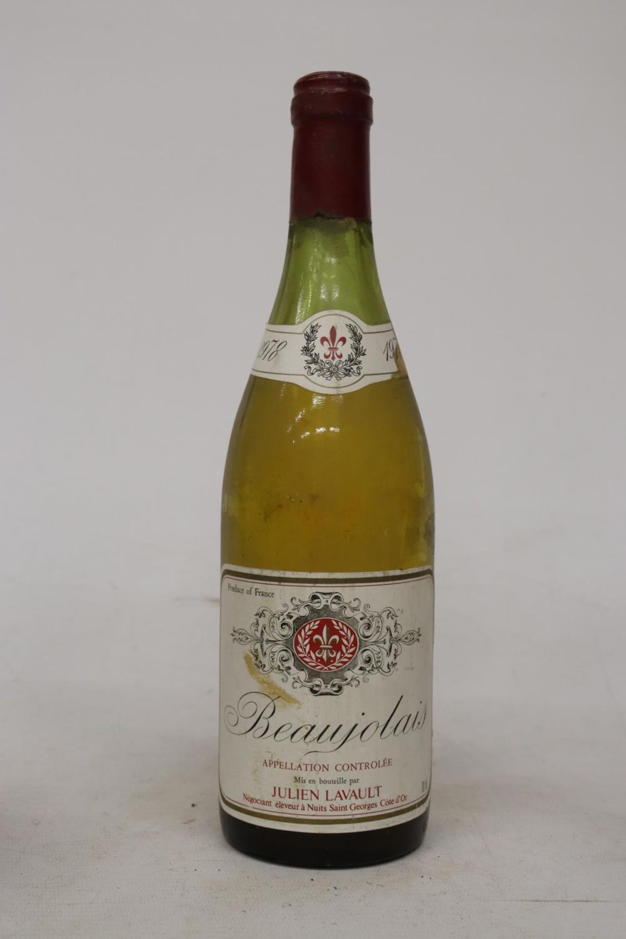 A VINTAGE BOTTLE OF 1978 BEAUJOLAIS WHITE WINE PRODUCT OF FRANCE TOGETHER WITH A WHITE BOTTLE OF - Bild 5 aus 6