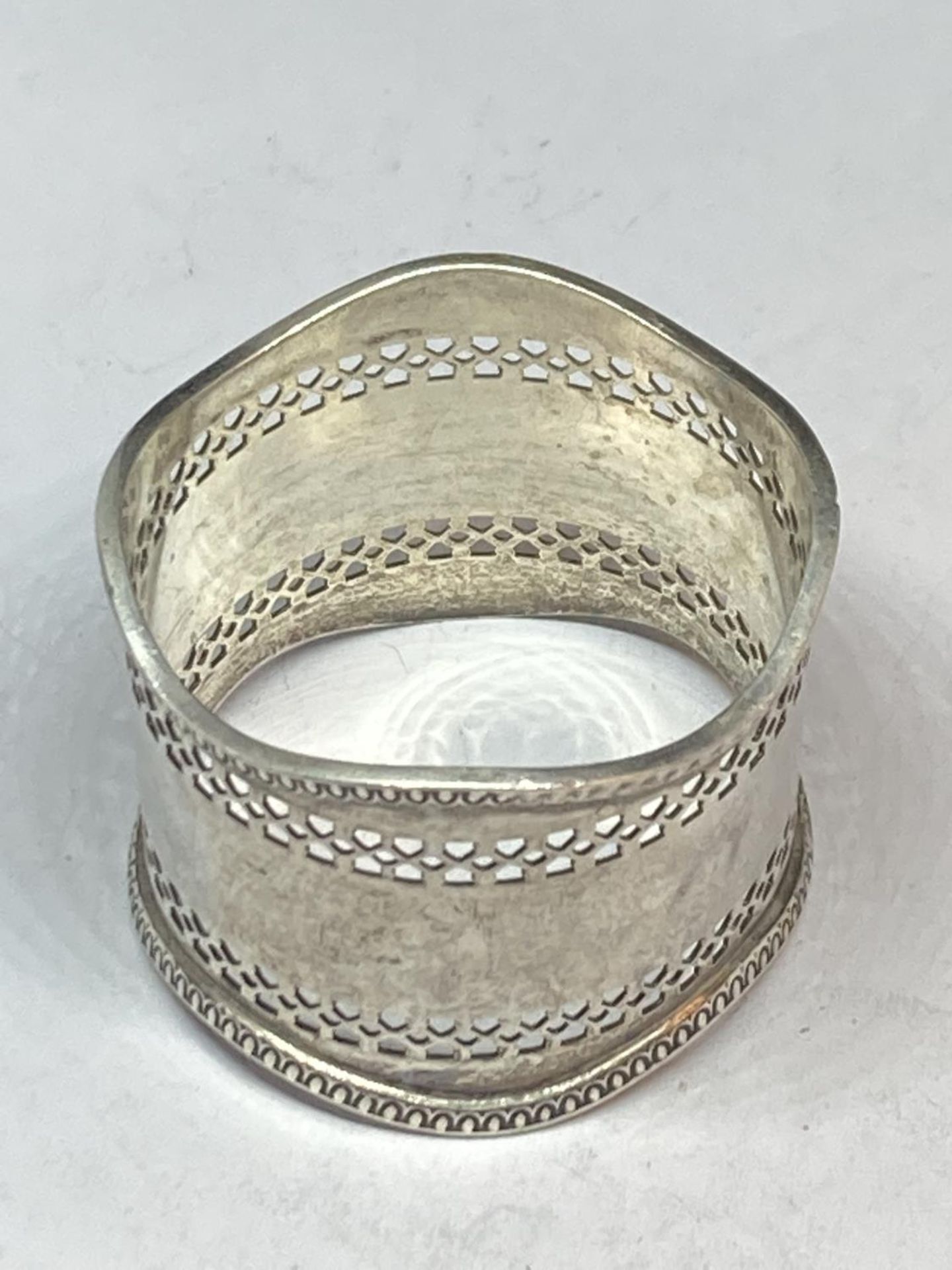A HALLMARKED BIRMINGHAM SILVER NAPKIN RING GROSS WEIGHT 28.9 GRAMS - Image 2 of 3