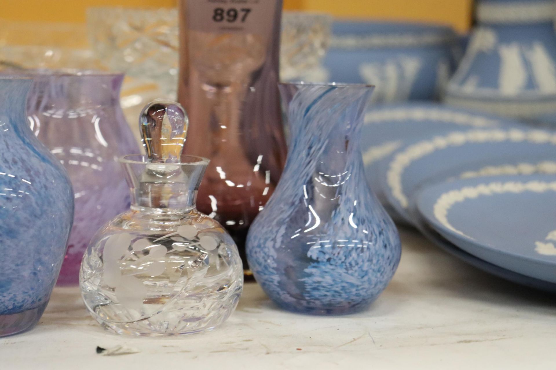 A QUANTITY OF GLASSWARE TO INCLUDE CUT GLASS BOWLS, A ROSE BOWL, VASES, ETC - Image 4 of 10