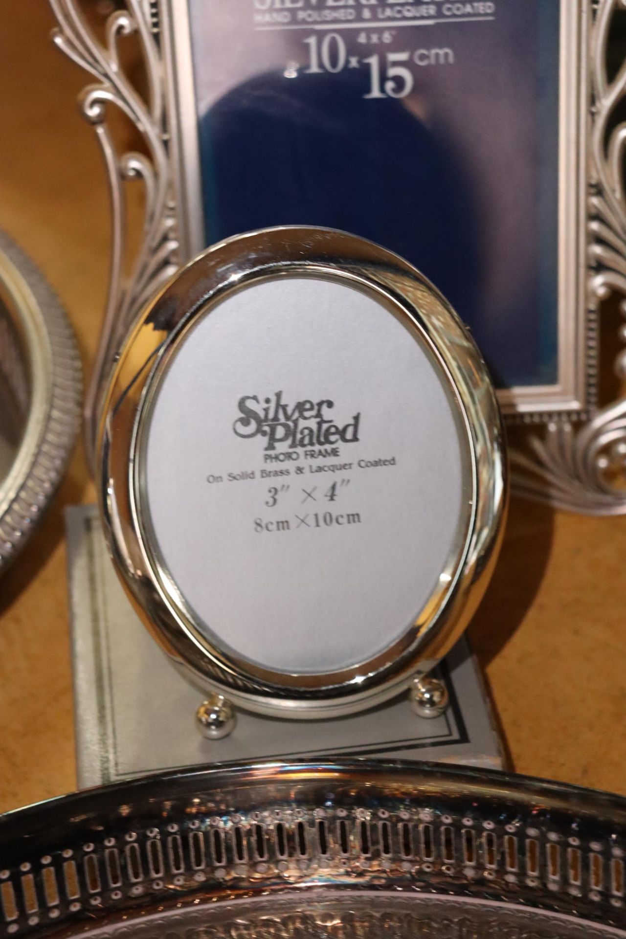A QUANTITY OF SILVER PLATE TO INCLUDE TRAYS, PICTURE FRAMES, COASTERS, ETC., - Image 4 of 11