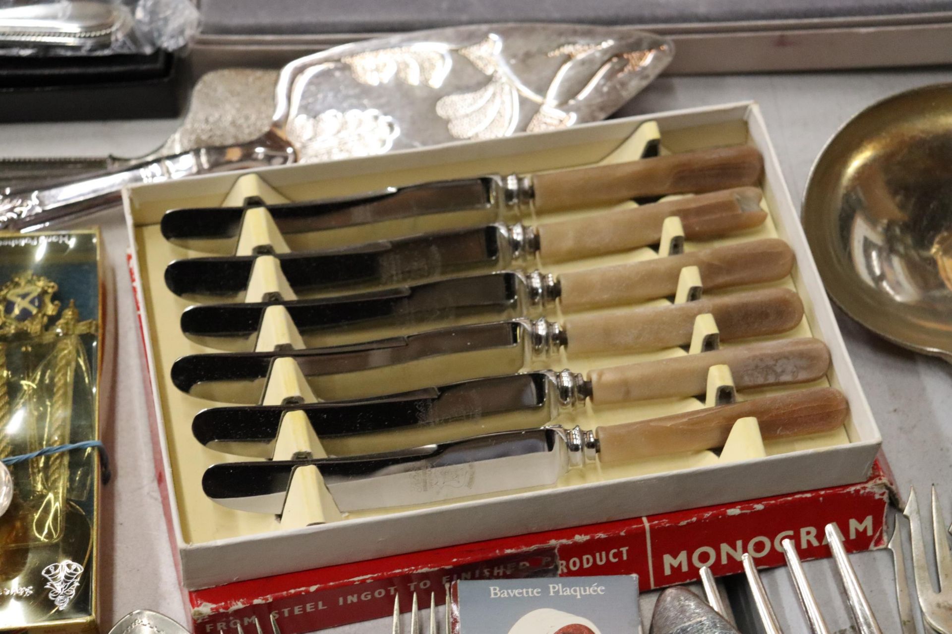 A LARGE QUANTITY OF BOXED AND UNBOXED FLATWARE TO INCLUDE A LADEL, CAKE SLICES, ETC - Bild 6 aus 13