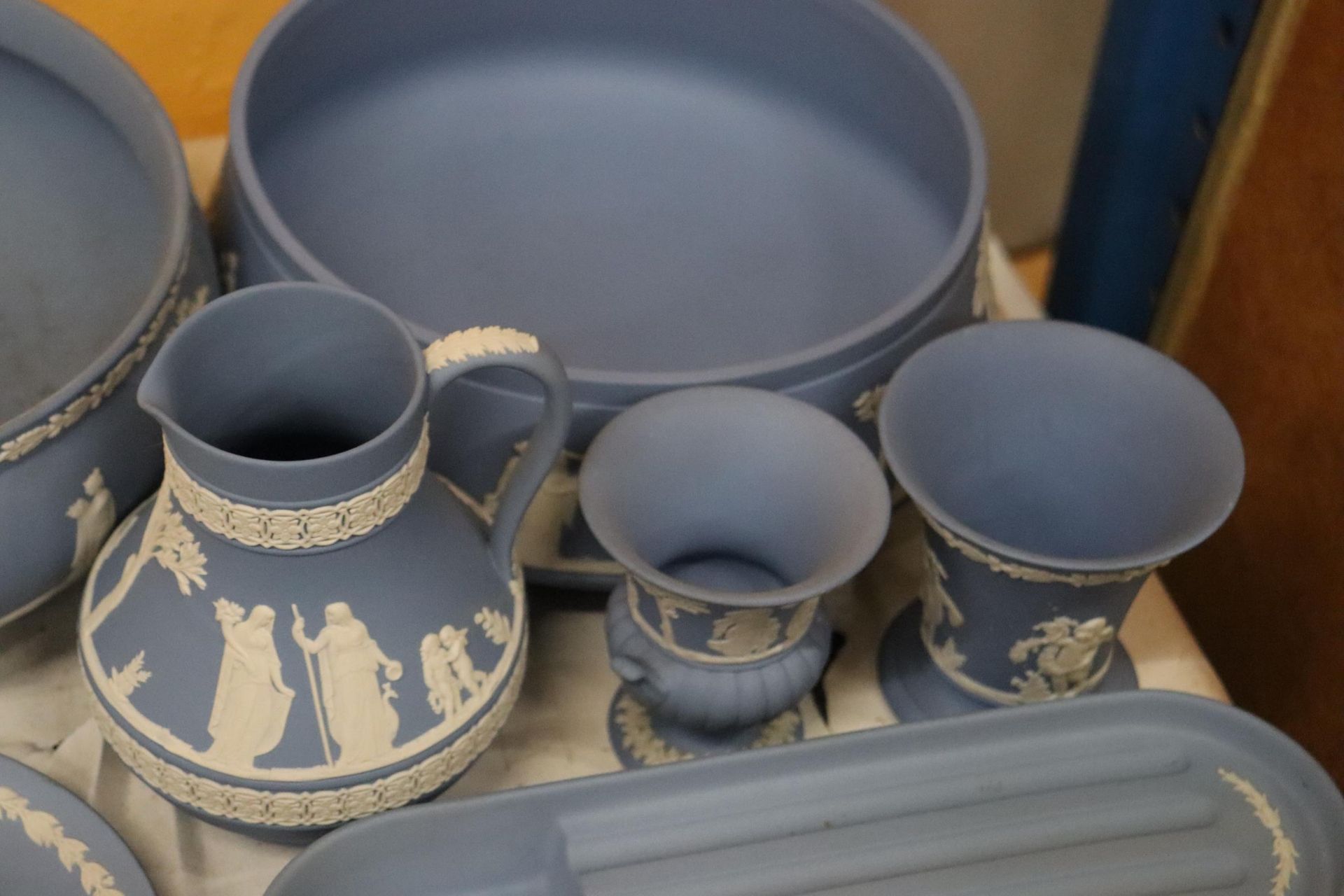 A LARGE COLLECTION OF WEDGWOOD POWDER BLUE JASPERWARE, TO INCLUDE CABINET PLATES, LARGE BOWLS, PIN - Image 6 of 10