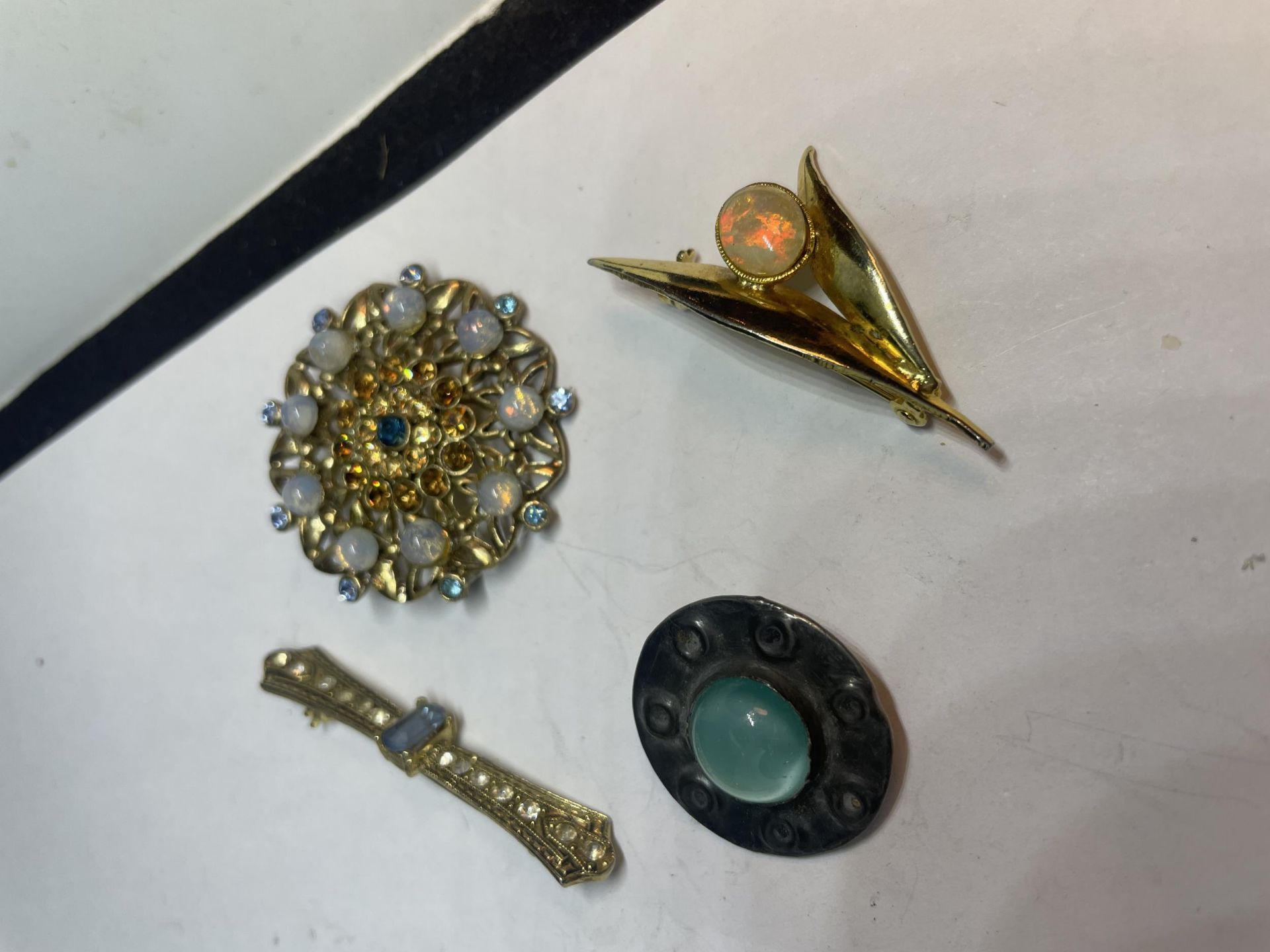 EIGHT VARIOUS VINTAGE BROOCHES - Image 3 of 3