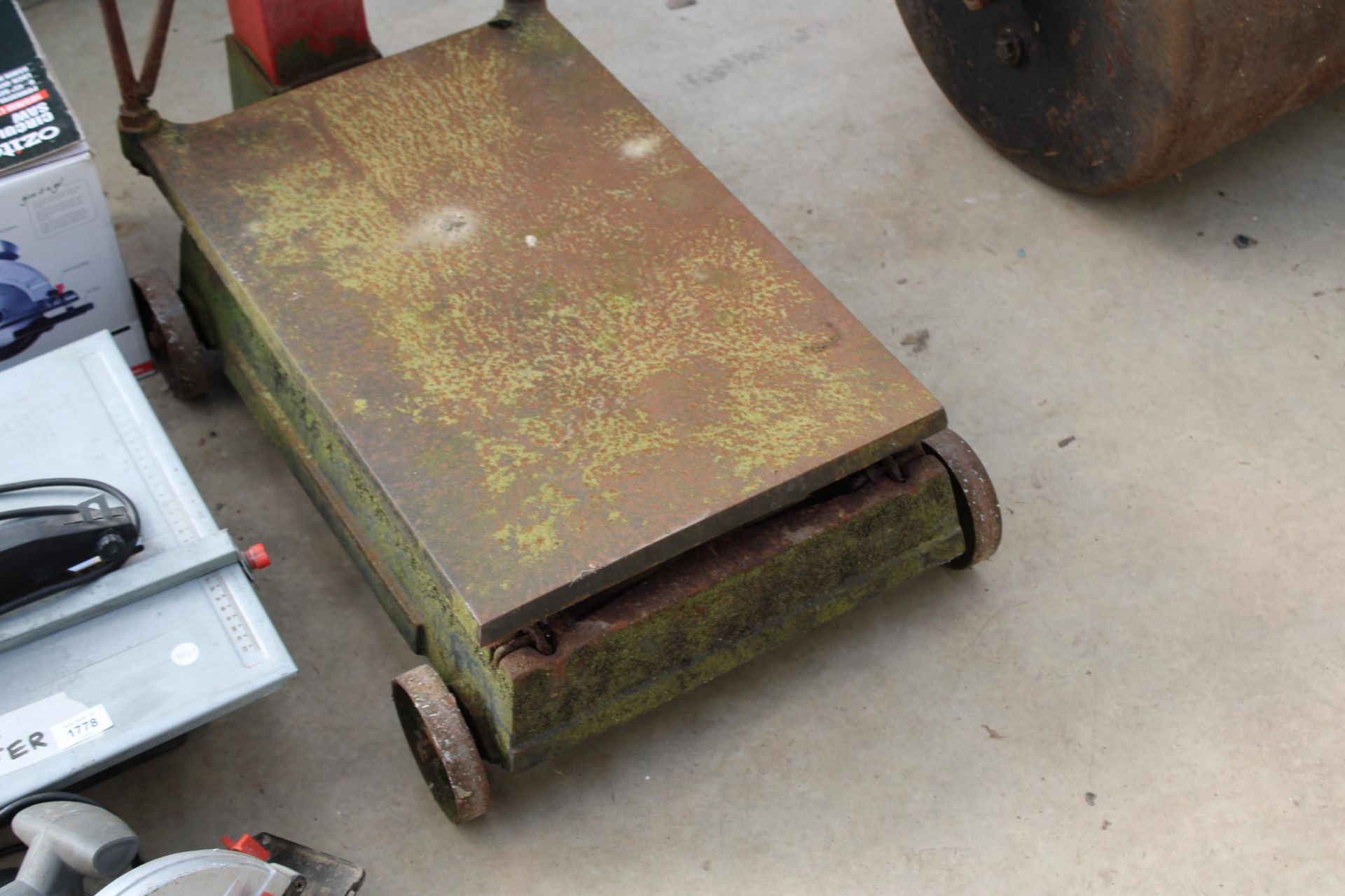 A SET OF HEAVY DUTY AVERY PLATFORM SCALES - Image 3 of 3