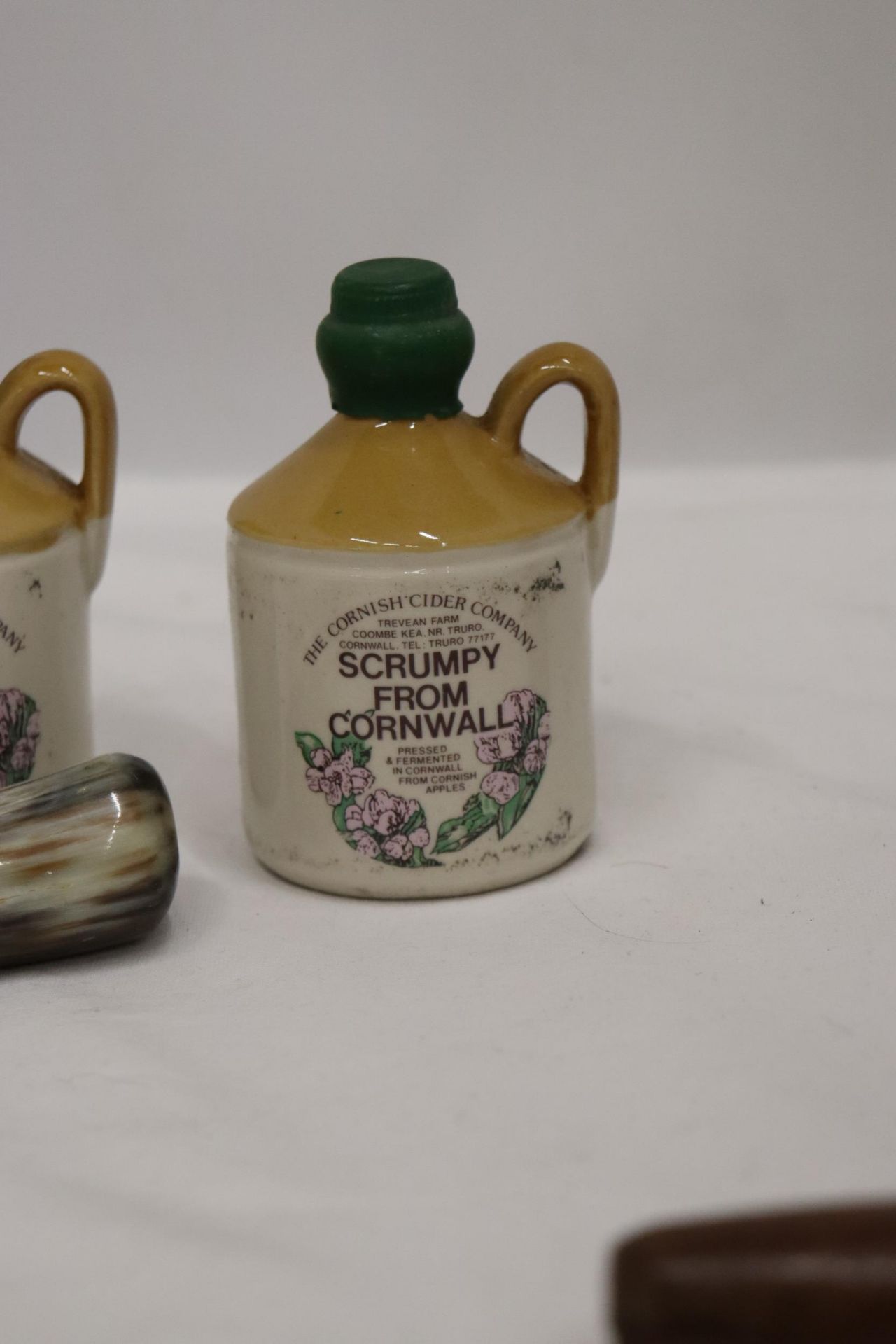 A TIN OF COLLECTABLES TO INCLUDE VINTAGE BOTTLE OPENERS, TWO MINIATURE SCRUMPY BOTTLES FROM - Image 7 of 13