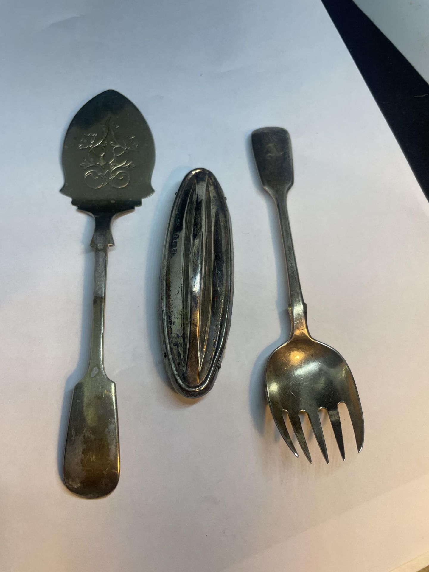 A HALLMARKED SILVER NAIL BUFFER AND A SILVER PLATED SERVER AND FORK