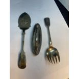 A HALLMARKED SILVER NAIL BUFFER AND A SILVER PLATED SERVER AND FORK