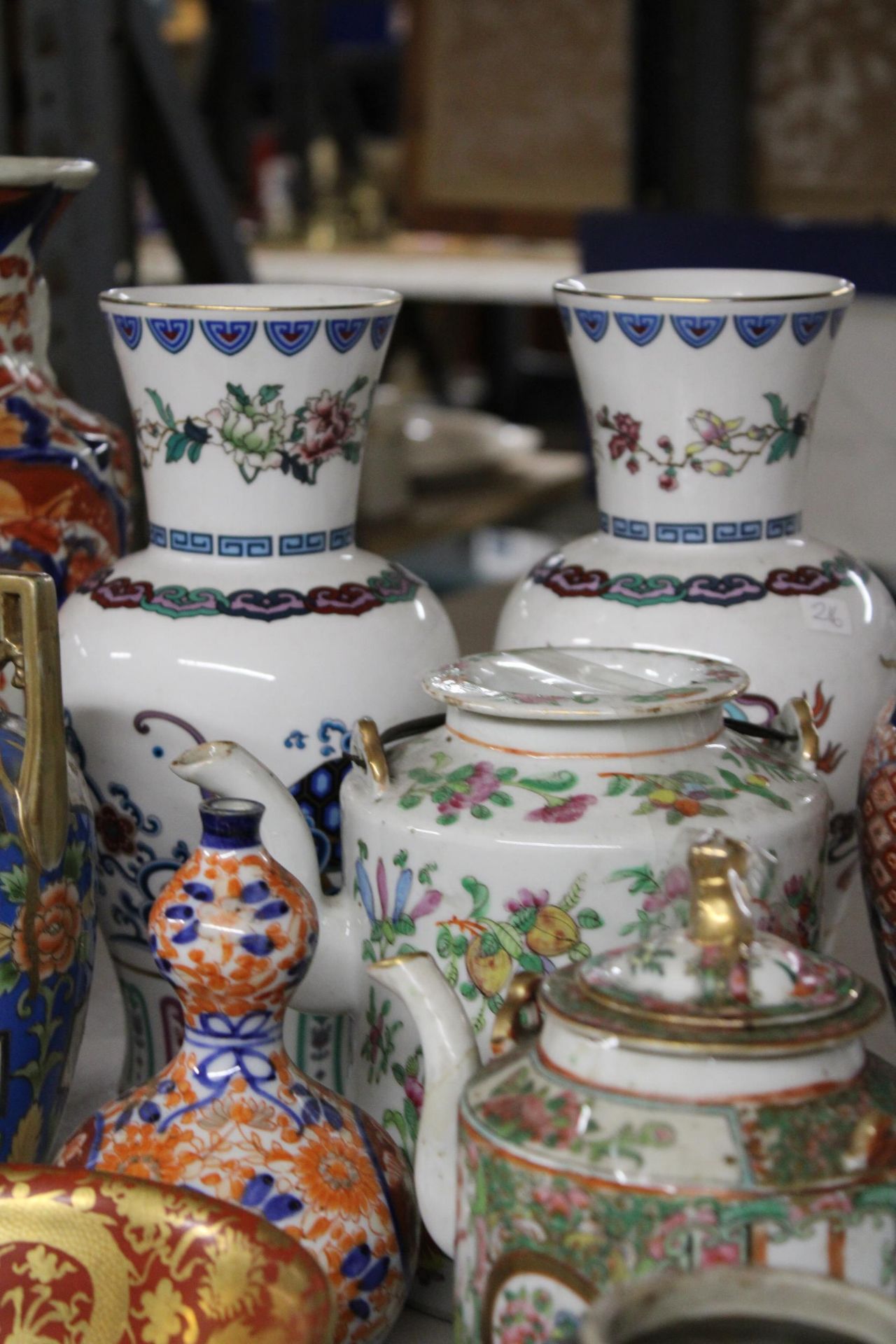 A LARGE QUANTITY OF CERAMICS TO INCLUDE ORIENTAL STYLE VASES AND TEAPOTS PLUS VINTAGE FRENCH - Bild 6 aus 6
