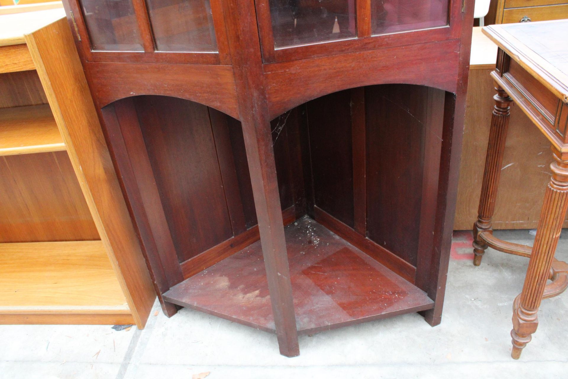 AN EARLY 20TH CENTURY MAHOGANY CORNER CUPBOARD WITH BEVELLED GLASS DOORS ON OPEN BASE 39" WIDE - Bild 2 aus 3