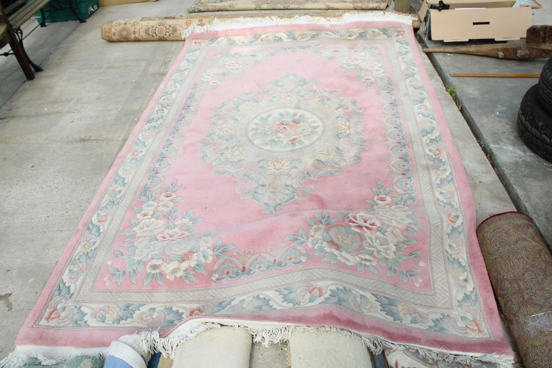 A LARGE PINK PATTERNED FRINGED RUG - Image 5 of 6