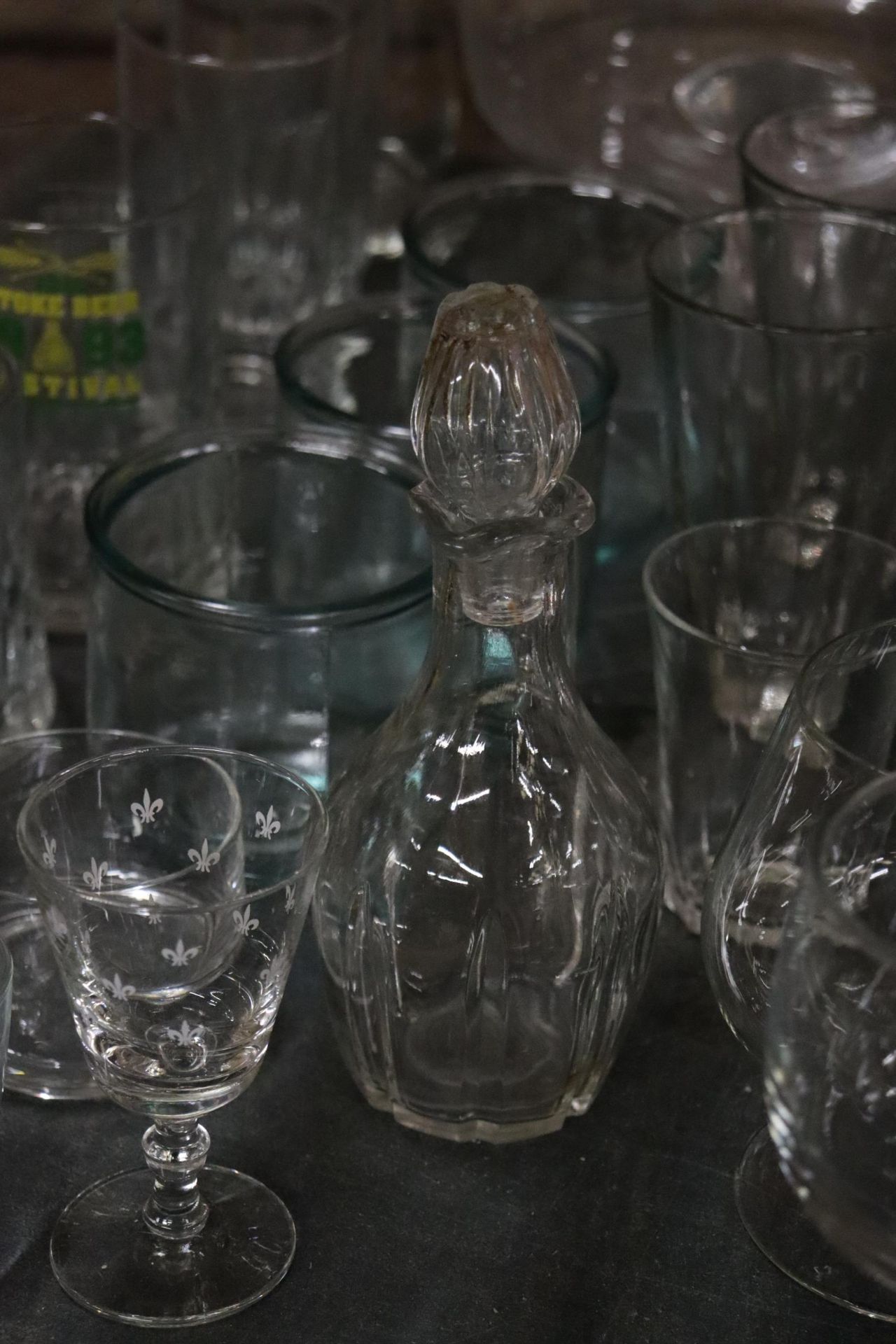 A QUANTITY OF GLASSWARE TO INCLUDE A LARGE FOOTED BOWL, GLASSES, TANKARDS, TUMBLERS, ETC - Image 10 of 12
