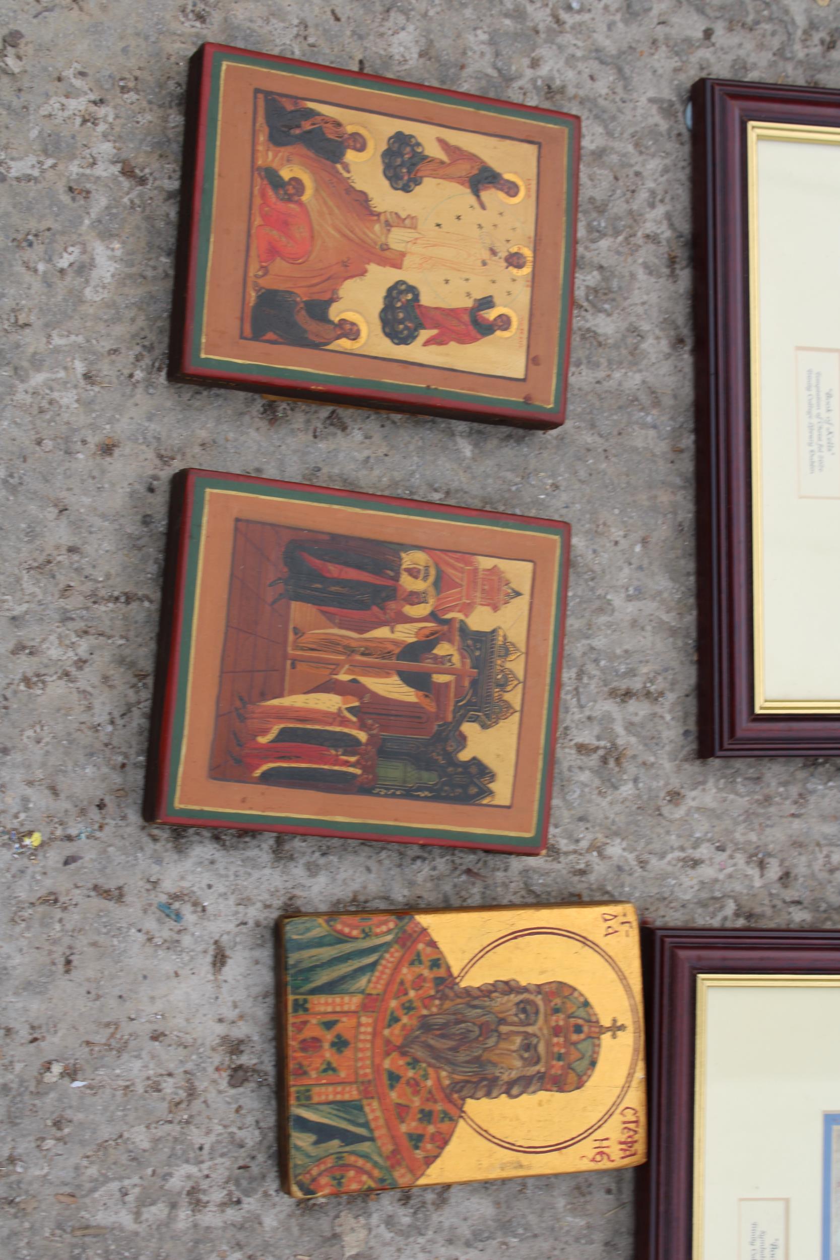 A COLLECTION OF FRAMED PRINTS TO INCLUDE, TWO ORIENTAL STYLE LACQUERED WALL PLAQUES - Image 2 of 4