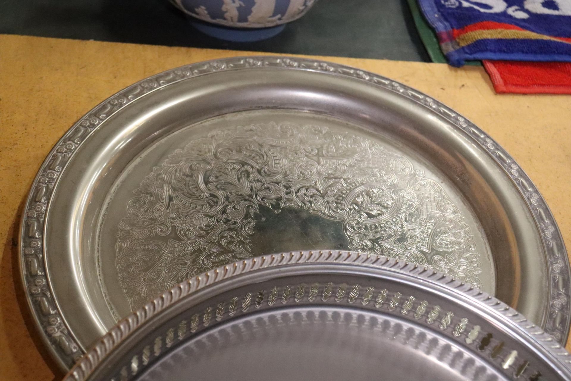 A QUANTITY OF SILVER PLATE TO INCLUDE TRAYS, PICTURE FRAMES, COASTERS, ETC., - Bild 10 aus 11
