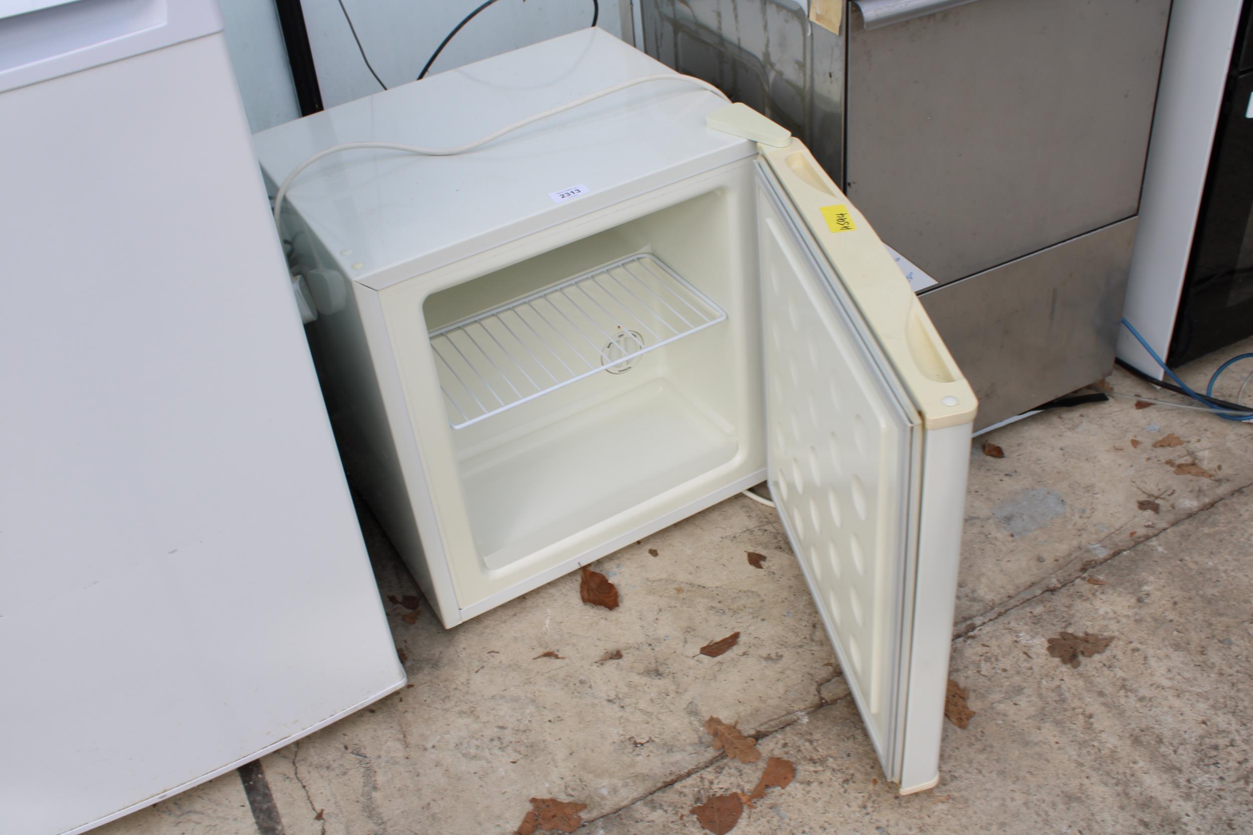 A SMALL WHITE COOLZONE COUNTER TOP FRIDGE - Image 2 of 2