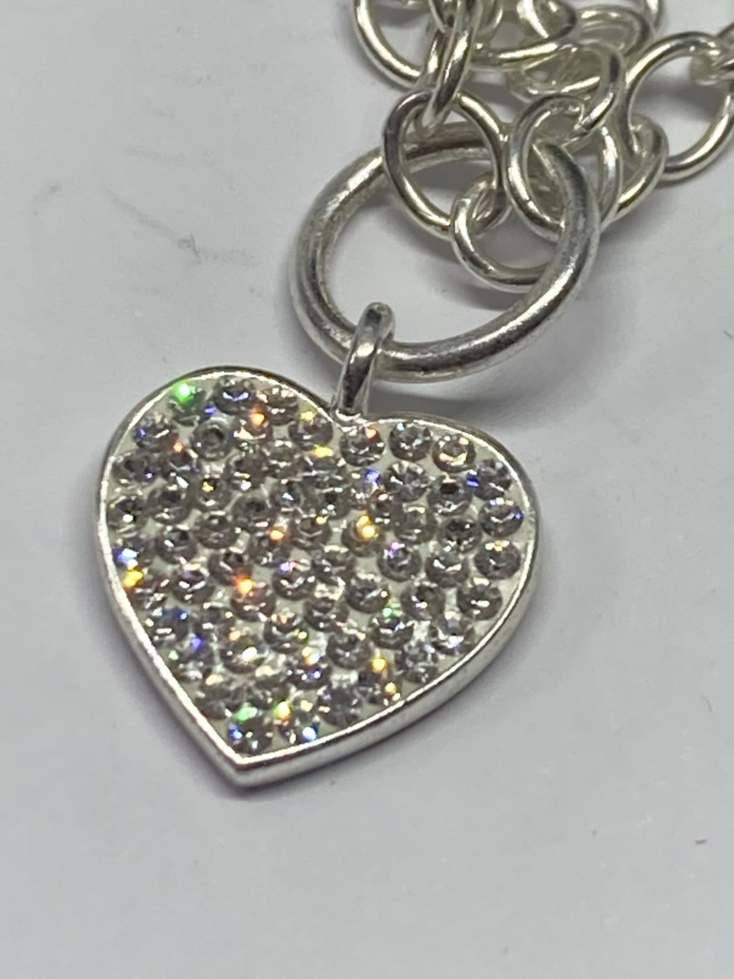 A SILVER T BAR NECKLACE WITH HEART CHARM LENGTH 18" - Image 2 of 3