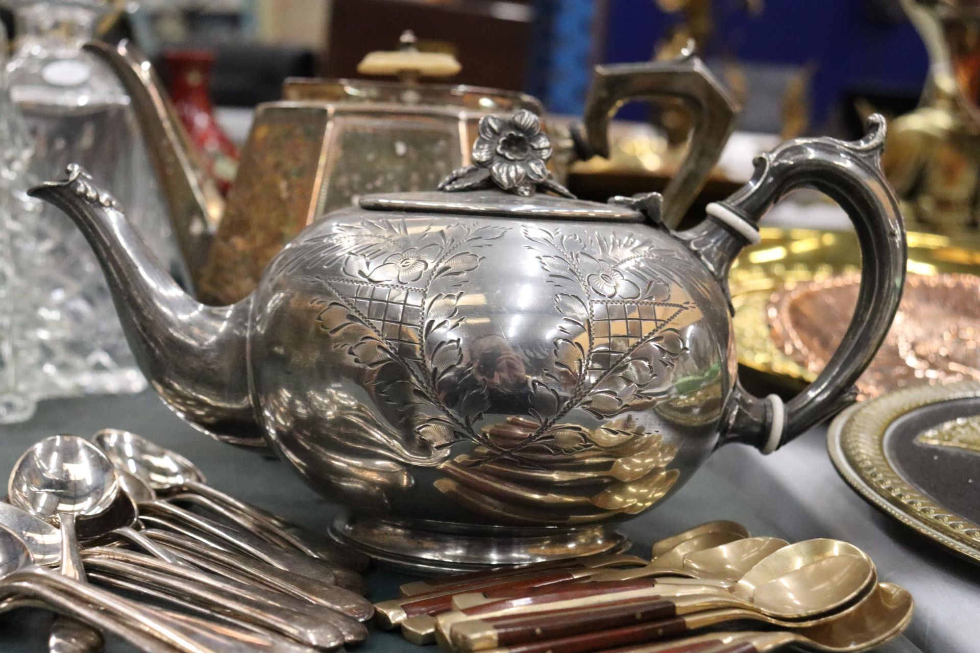 TWO SILVER PLATE ANTIQUE FOOTED ORNATE TEAPOTS ONE WITH FLOWER FINIAL THE OTHER STAMPED 1752 - Bild 4 aus 12