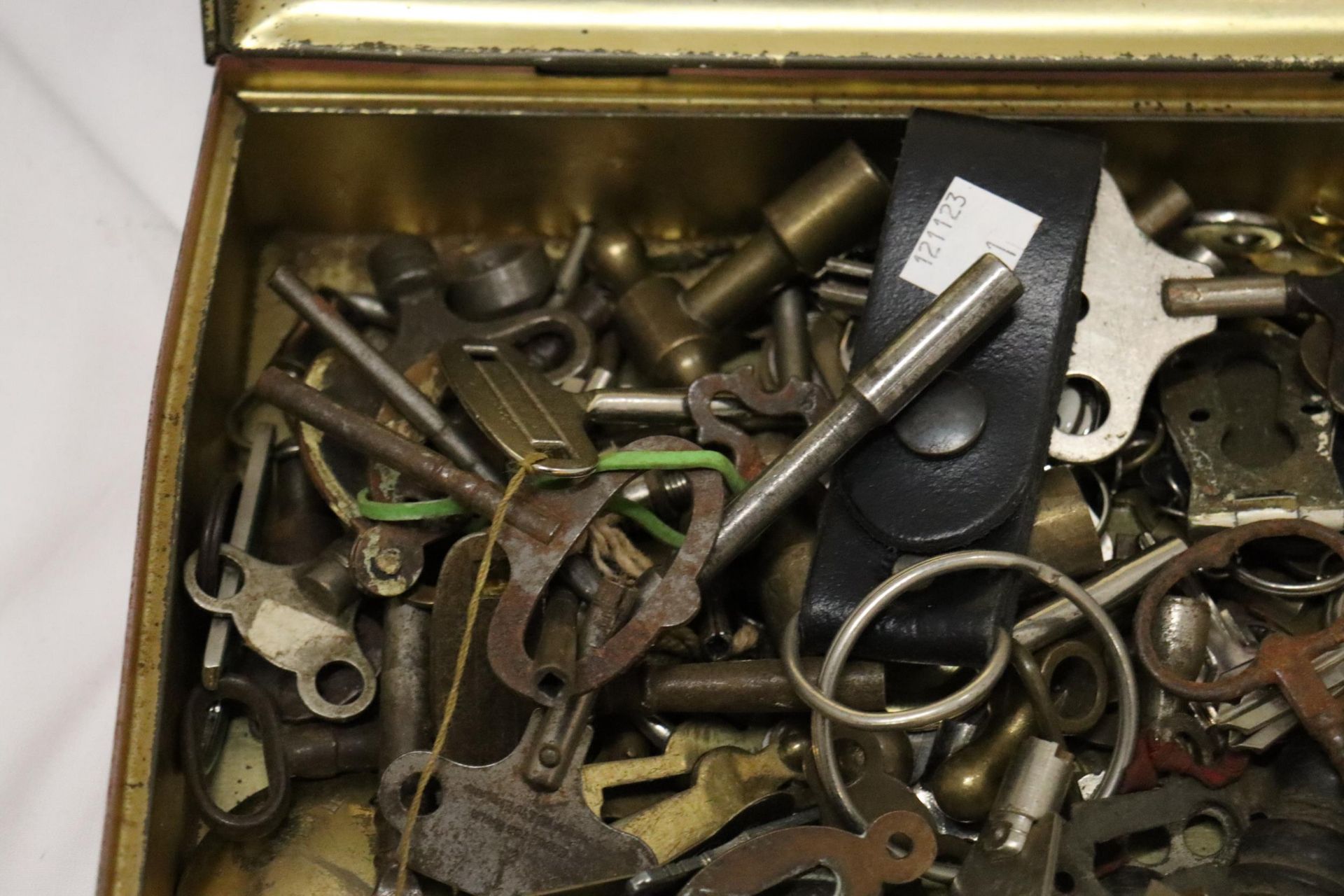 A LARGE QUANTITY OF VINTAGE FURNITURE AND CLOCK KEYS - Image 7 of 10