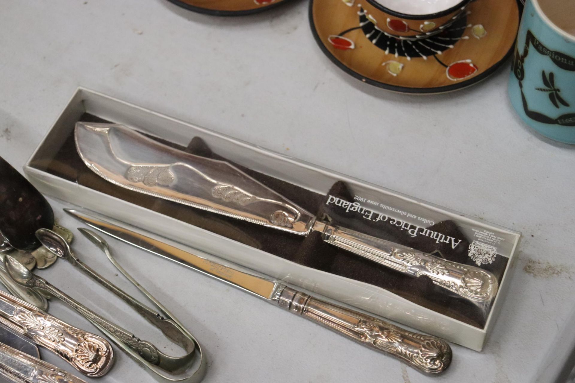 A LARGE QUANTITY OF BOXED AND UNBOXED FLATWARE TO INCLUDE A LADEL, CAKE SLICES, ETC - Bild 5 aus 13
