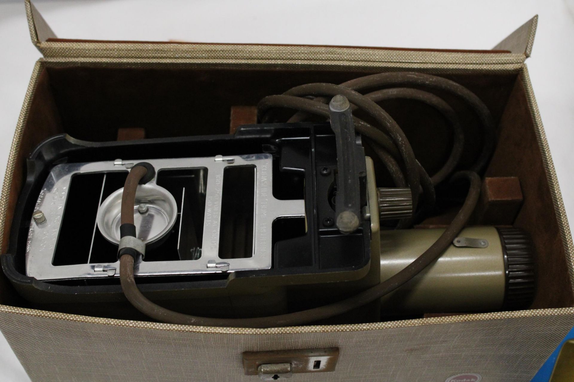 A CASED VINTAGE KODASLIDE HOME PROJECTER WITH INSTRUCTION MANUAL - Image 2 of 6