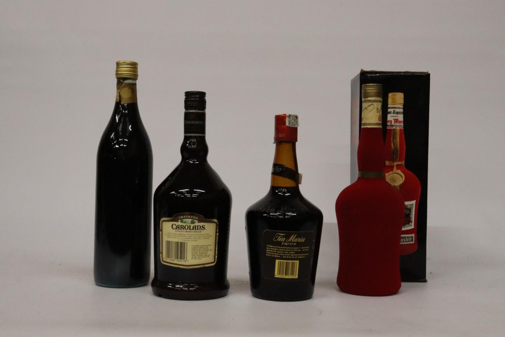 FOUR BOTTLES OF LIQUEUR TO INCLUDE A BOTTLE OF TIA MARIA, A BOTTLE OF CHERRY LIQUEUR, CAROLANSFINEST - Image 4 of 5