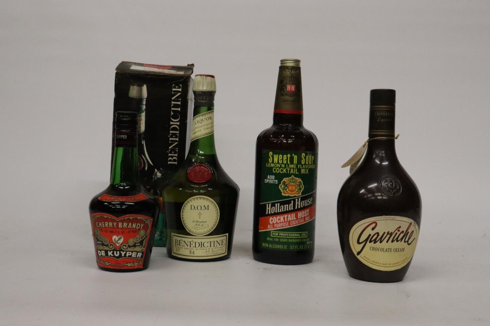 FOUR VARIOUS BOTTLES OF SPIRITS TO INCLUDE A 75CL BOTTLE OF BENEDICTINE LIQUOR, A BOTTLE OF GAVRICHE