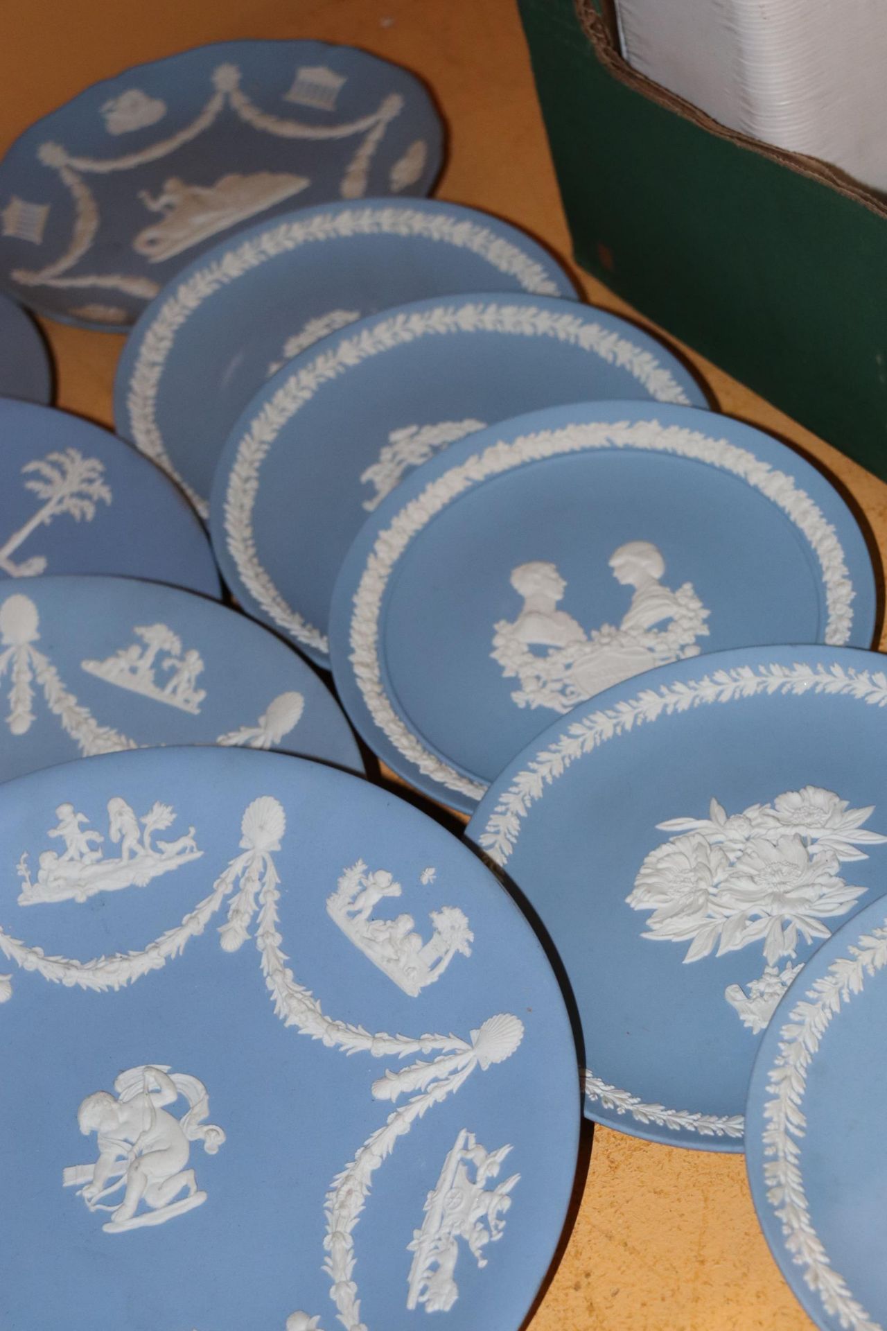 A QUANTITY OF WEDGWOOD JASPERWARE CABINET PLATES - 13 IN TOTAL - Image 6 of 8