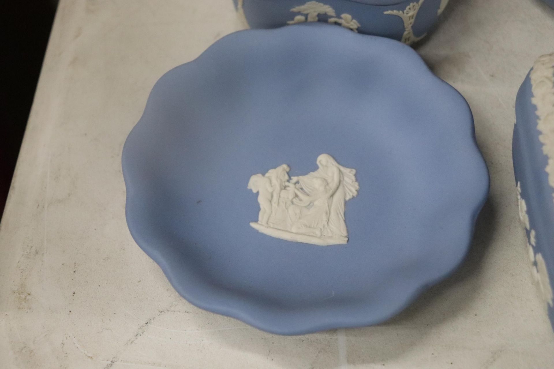 A COLLECTION OF POWDER BLUE WEDGWOOD JASPERWARE TO INCLUDE CABINET PLATES, LARGE LIDDED TRINKET - Image 3 of 14