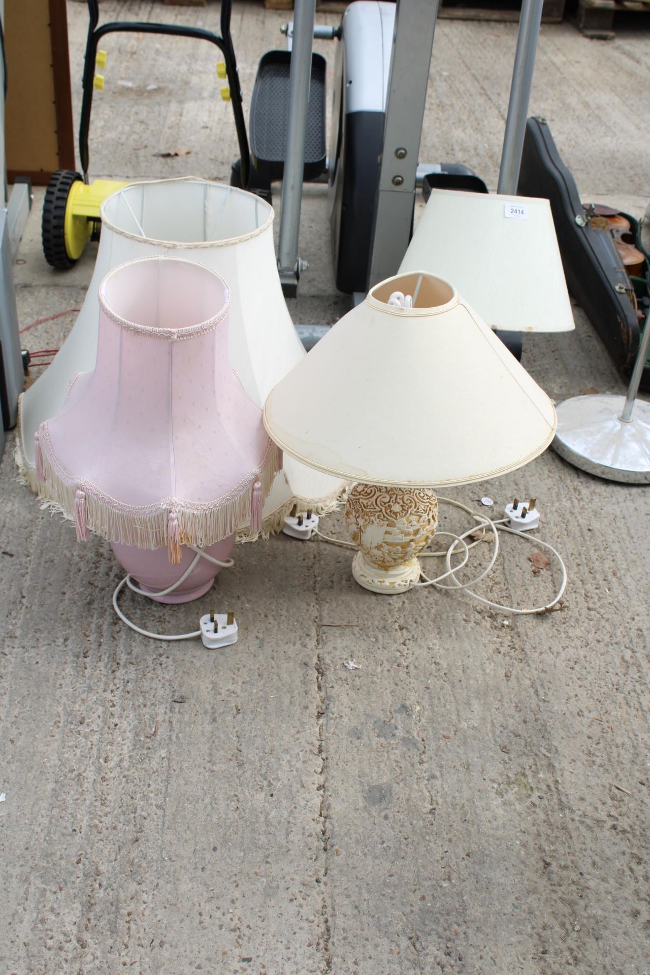 FOUR TABLE LAMPS WITH SHADES AND TWO STANDARD LAMPS - Image 2 of 4