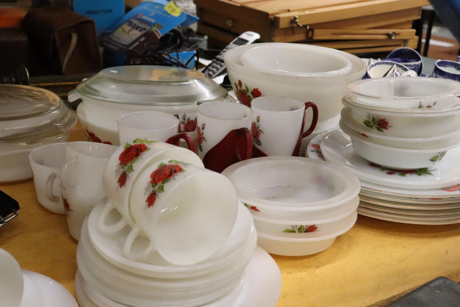 A LARGE QUANTITY OF PYREX TO INCLUDE LIDDED SERVING BOWLS, CUPS, PLATES, SAUCERS, ETC., - Image 7 of 8