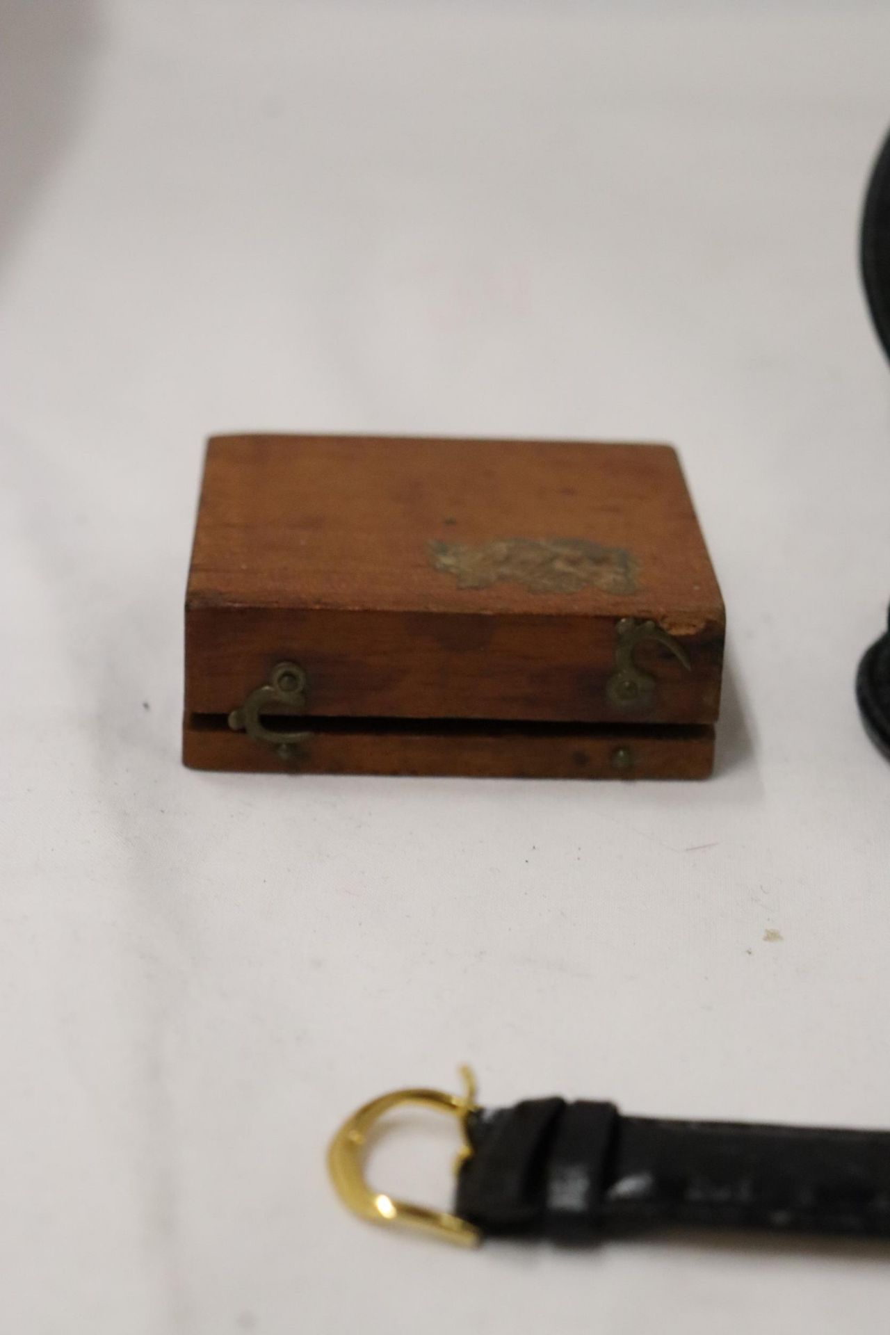 A VINTAGE COMPASS IN AN OAK CASE, A COMPENSATED FOR TEMPERATURE INSTUMENT, MADE BY S & M, DYSON & - Image 7 of 7