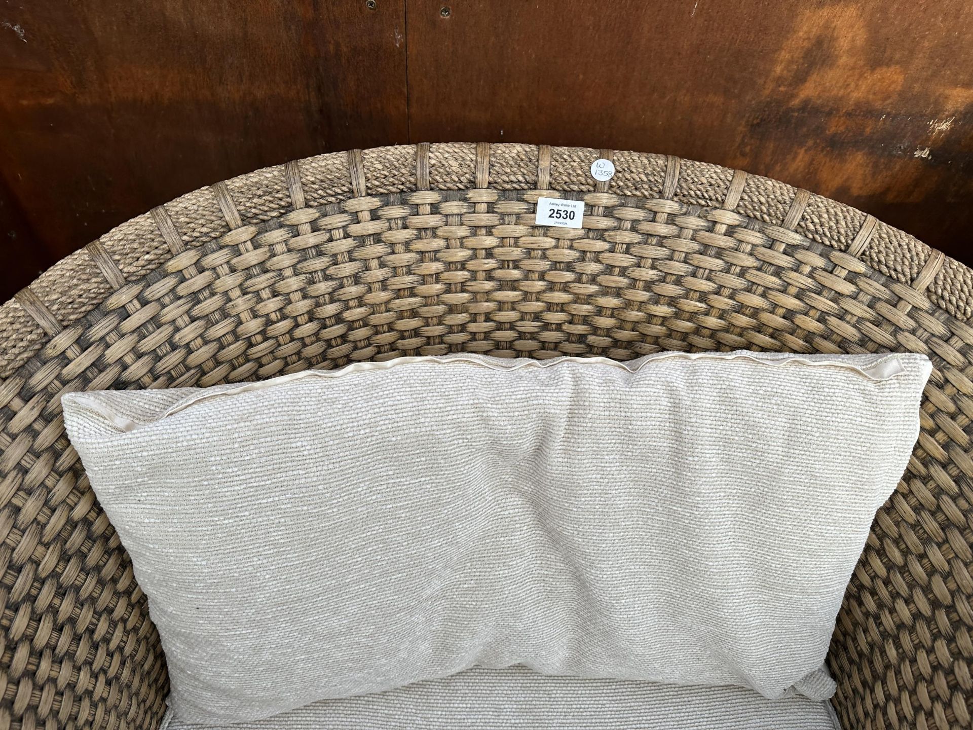 A RATTAN CONSERVATORY CHAIR WITH SWEPT BACK - Bild 2 aus 4