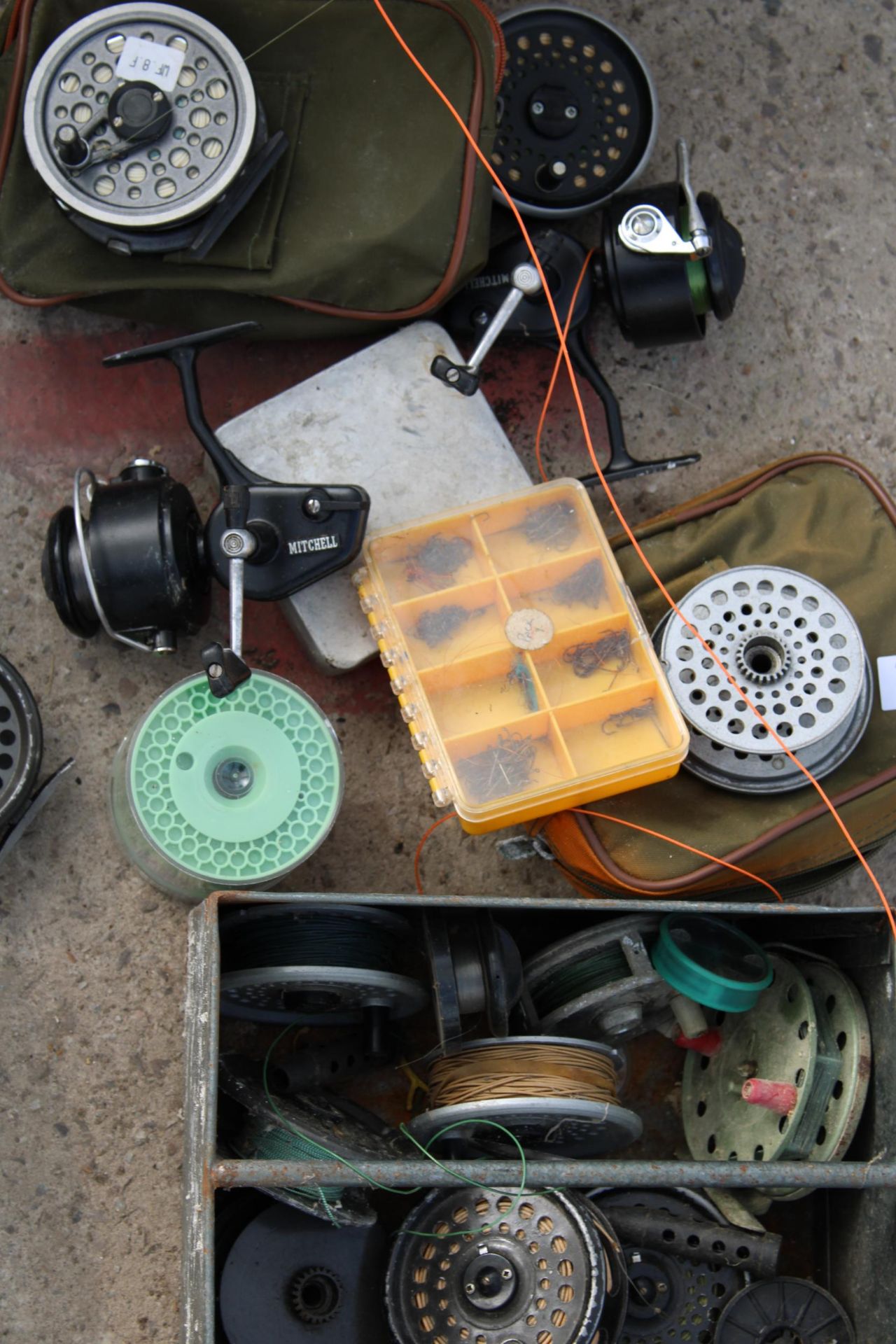 A LARGE ASSORTMENT OF VINTAGE AND MODERN FISHING REELS - Image 3 of 5