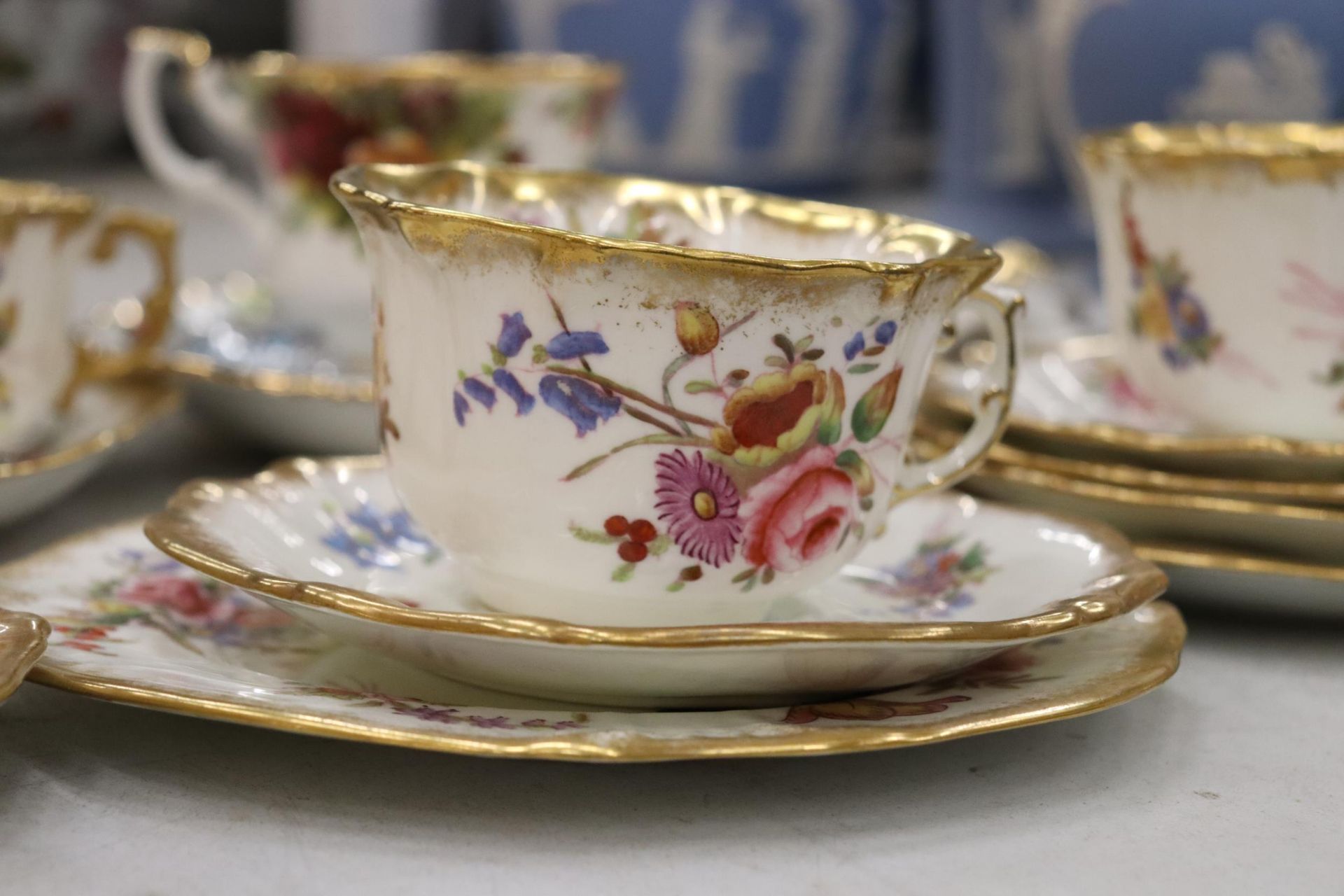 A 15 PIECE PART TEASET HAMMERSLEY AND CO TOGETHER WITH AN OLD ROYAL ALBERT COUNTRY ROSES CAKE PLATES - Image 3 of 10